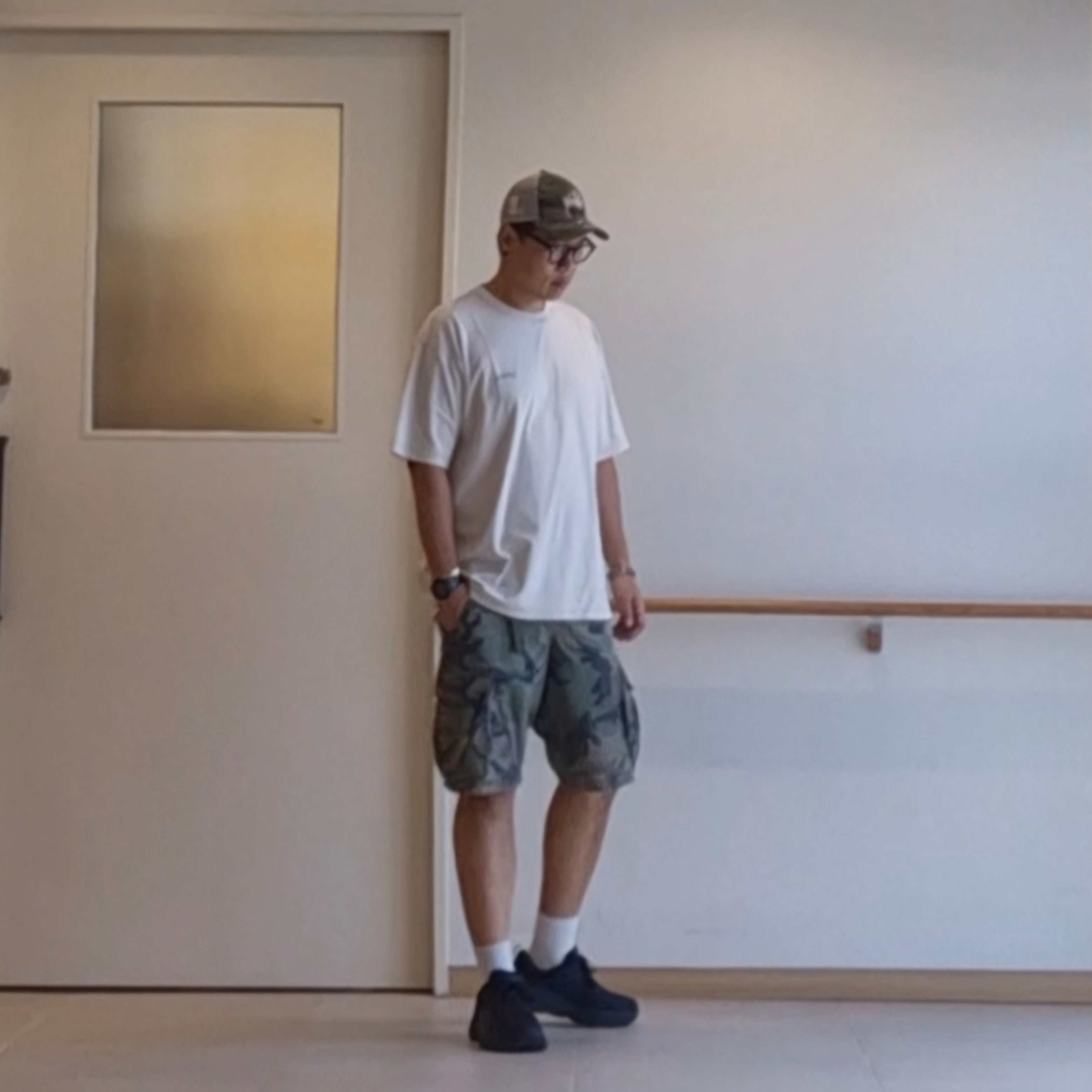 Stussy Lazy T-Shirt Bone, Stussy New Era 9twenty Basic Trucker Woodland Camo 착용 스타일 - 1