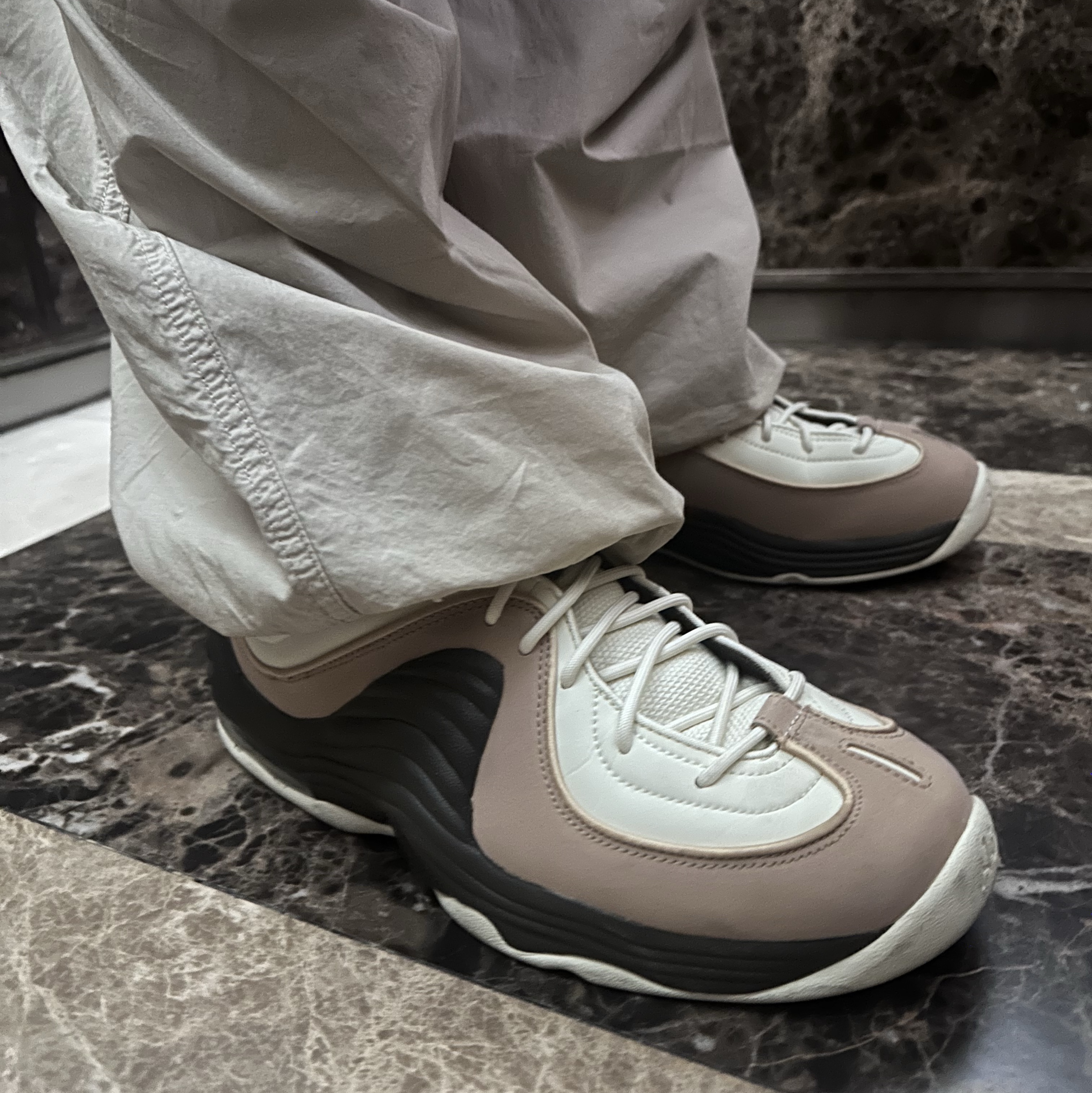 Nike Air Penny II Sesame and Coconut Milk, Stussy Canvas Side Pouch Washed Black 착용 스타일 - 2