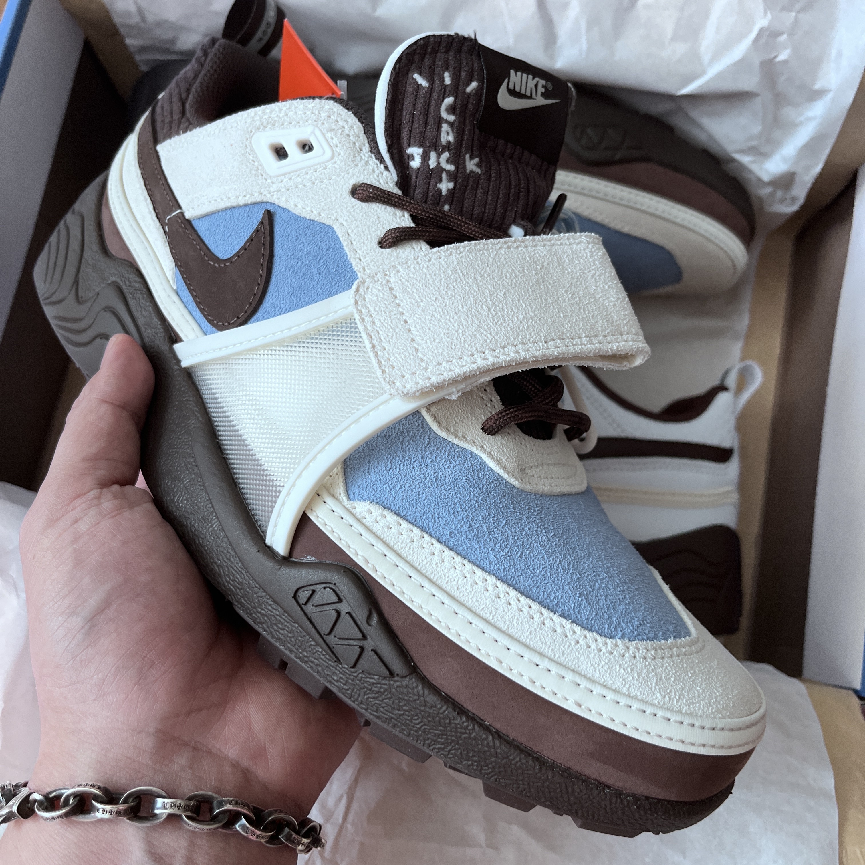 Jordan x Travis Scott Jumpman Jack TR Sail and Dark Mocha, Jordan x Travis Scott Jumpman Jack TR Black and Dark Mocha 착용 스타일 - 3