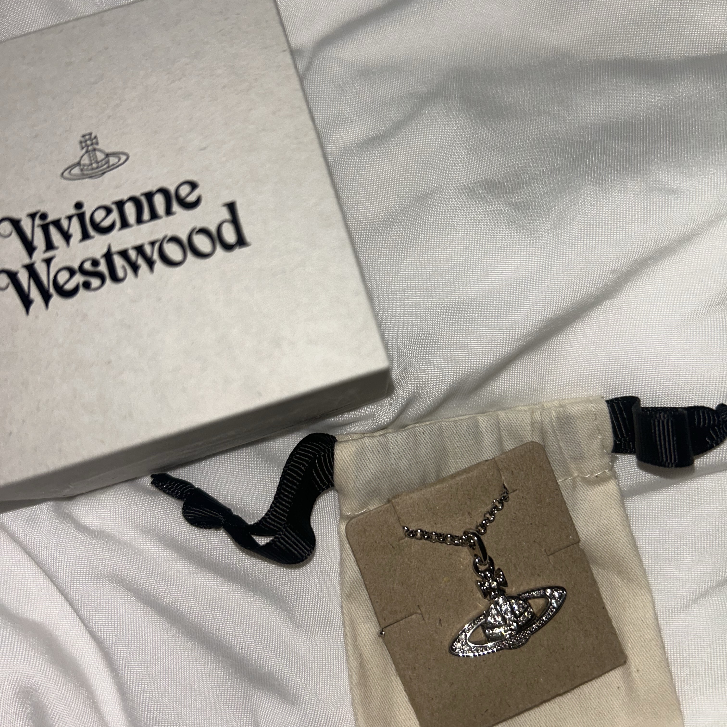 Vivienne Westwood Mini Bas Relief Pendant Silver 착용 스타일