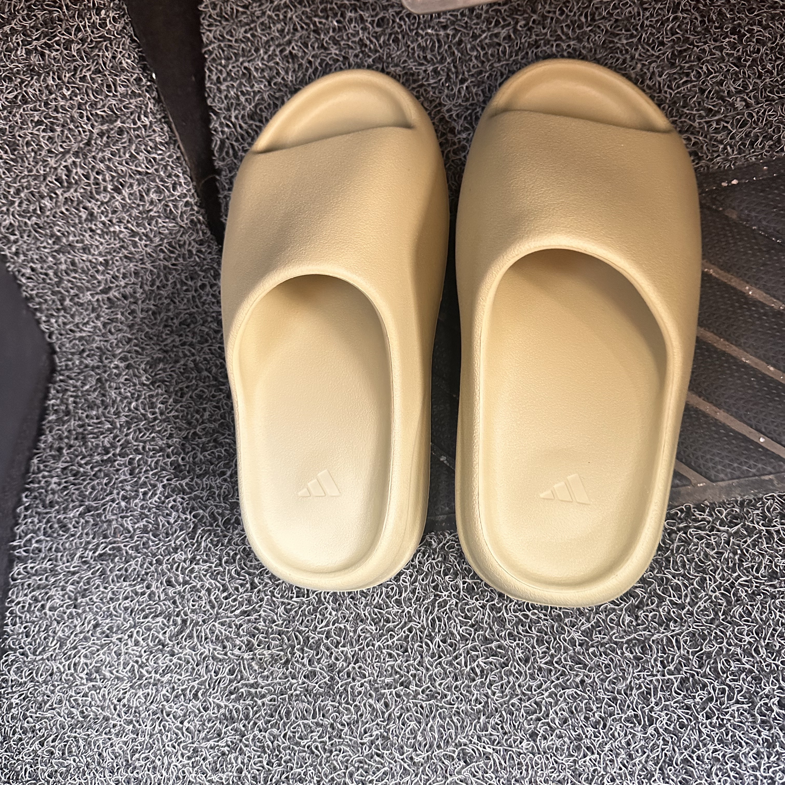 Adidas Yeezy Slide Resin 2022 착용 스타일