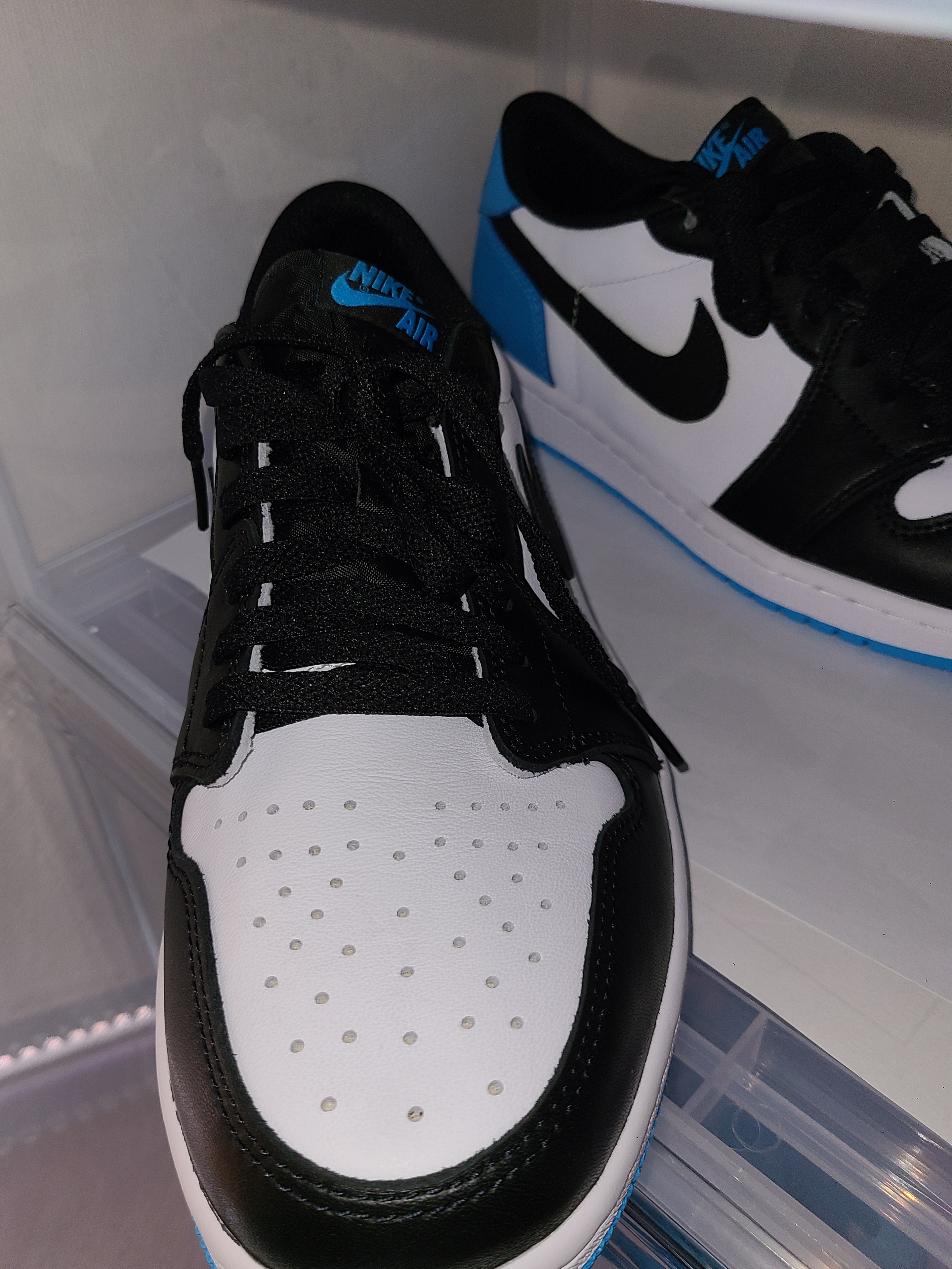Jordan 1 Retro Low OG Black and Dark Powder Blue 착용 스타일 - 2
