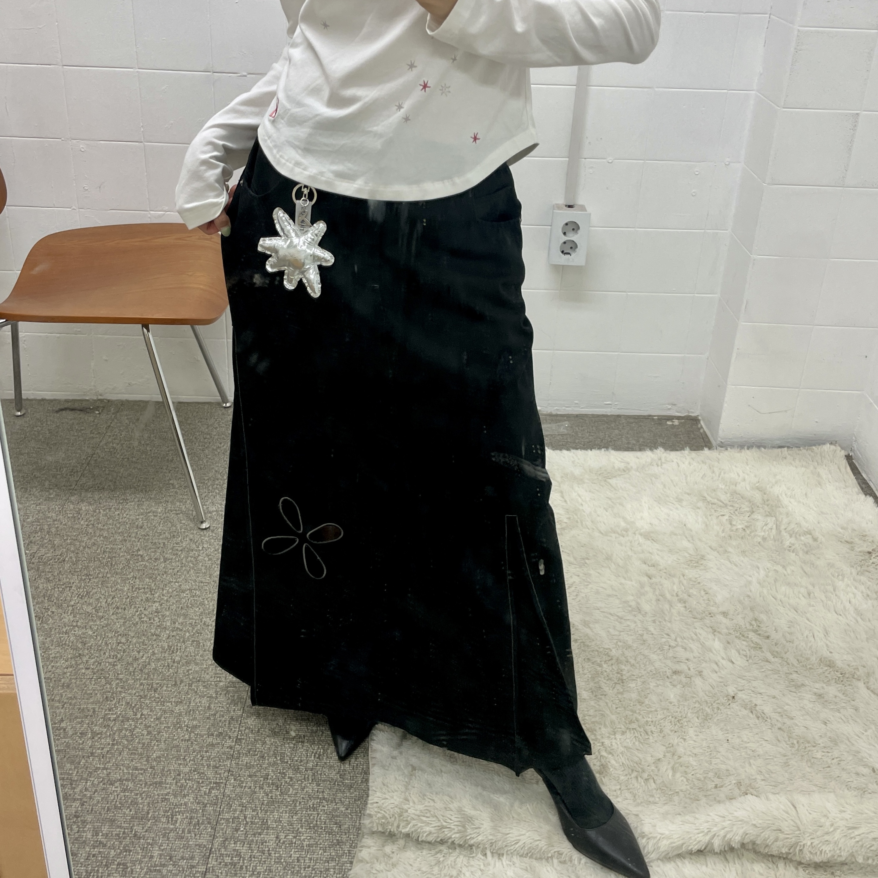 Riomeu Signature Sparkle Keyring, Riomeu Cotton Unbalance Long Skirts Black 착용 스타일 - 2