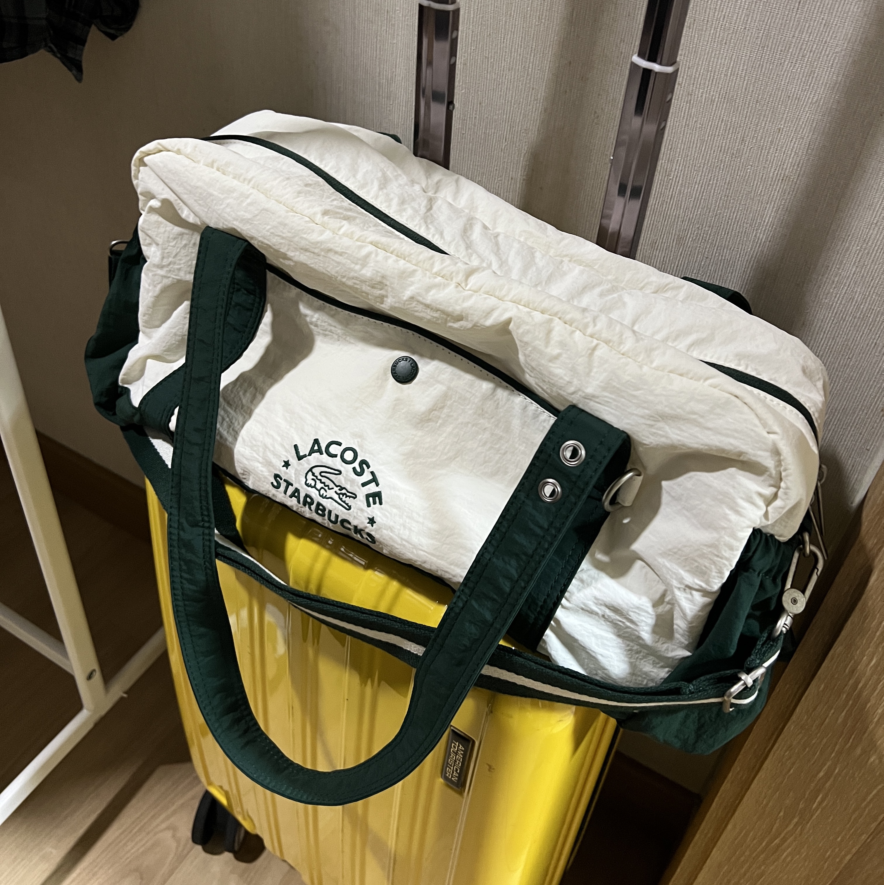 Starbucks x Lacoste Multiple Bag Green 착용 스타일