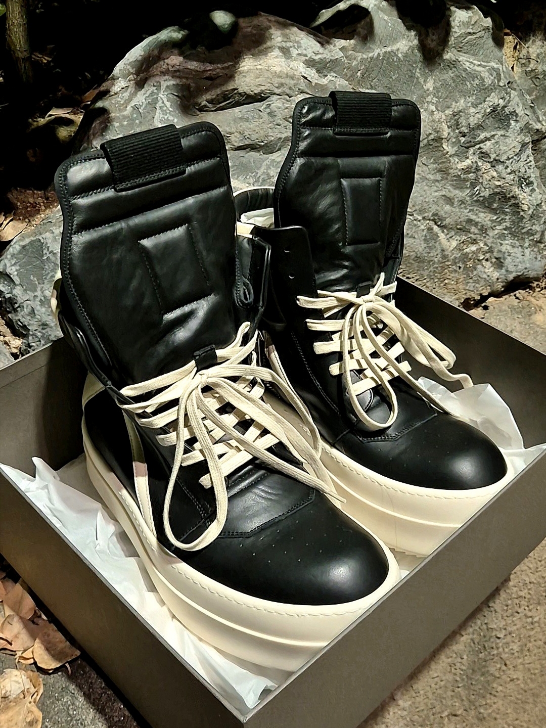 Balenciaga Cargo Sneakers White Grey, Rick Owens Hollywood Mega Bumper Geobasket in Full Grain Calf Leather Black Milk 착용 스타일 - 4