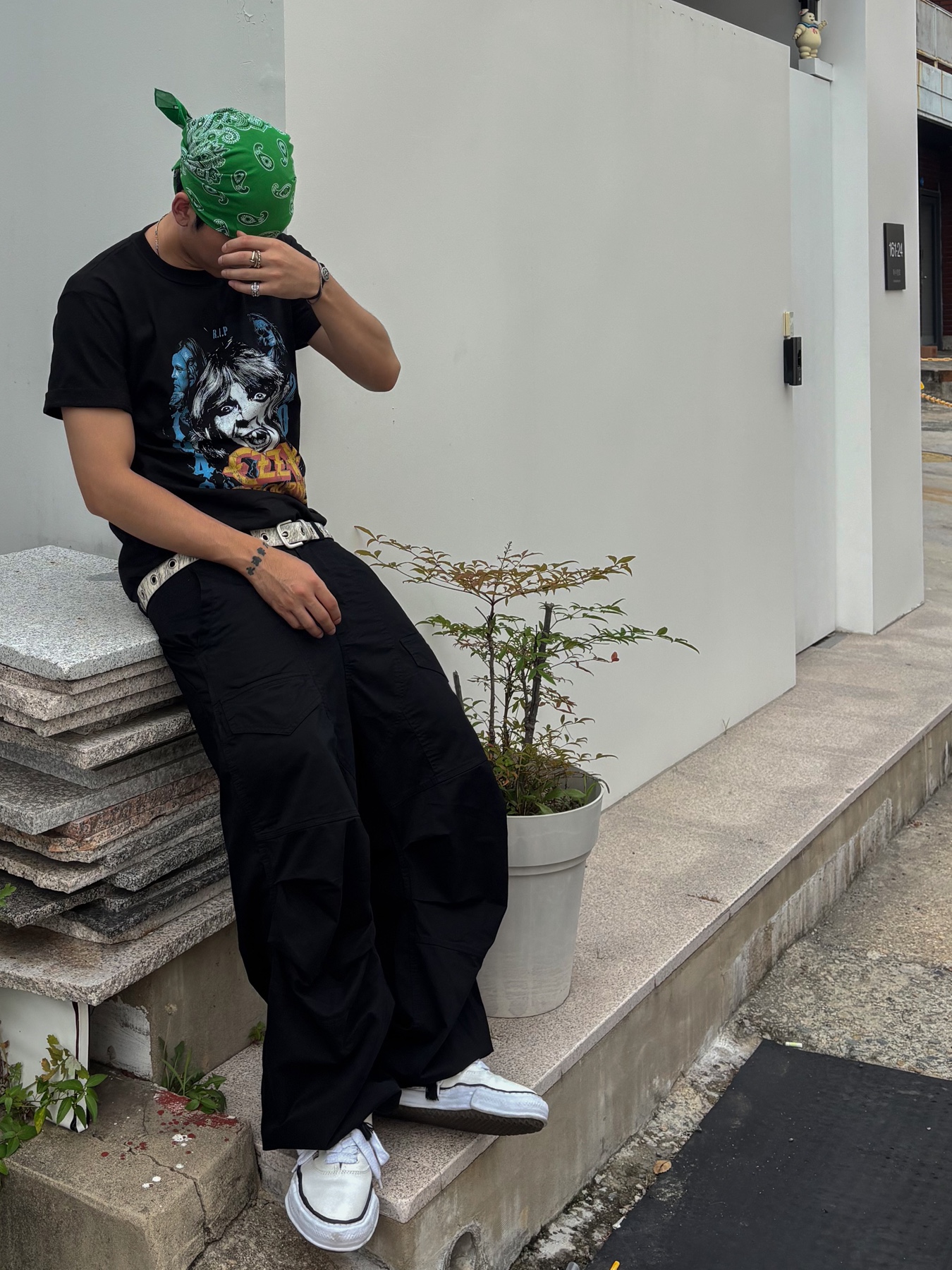 Maison Mihara Yasuhiro Baker OG Sole Canvas Low Cut Sneakers White, Wapworks Utility 3T Lite Cargo black 착용 스타일 - 4