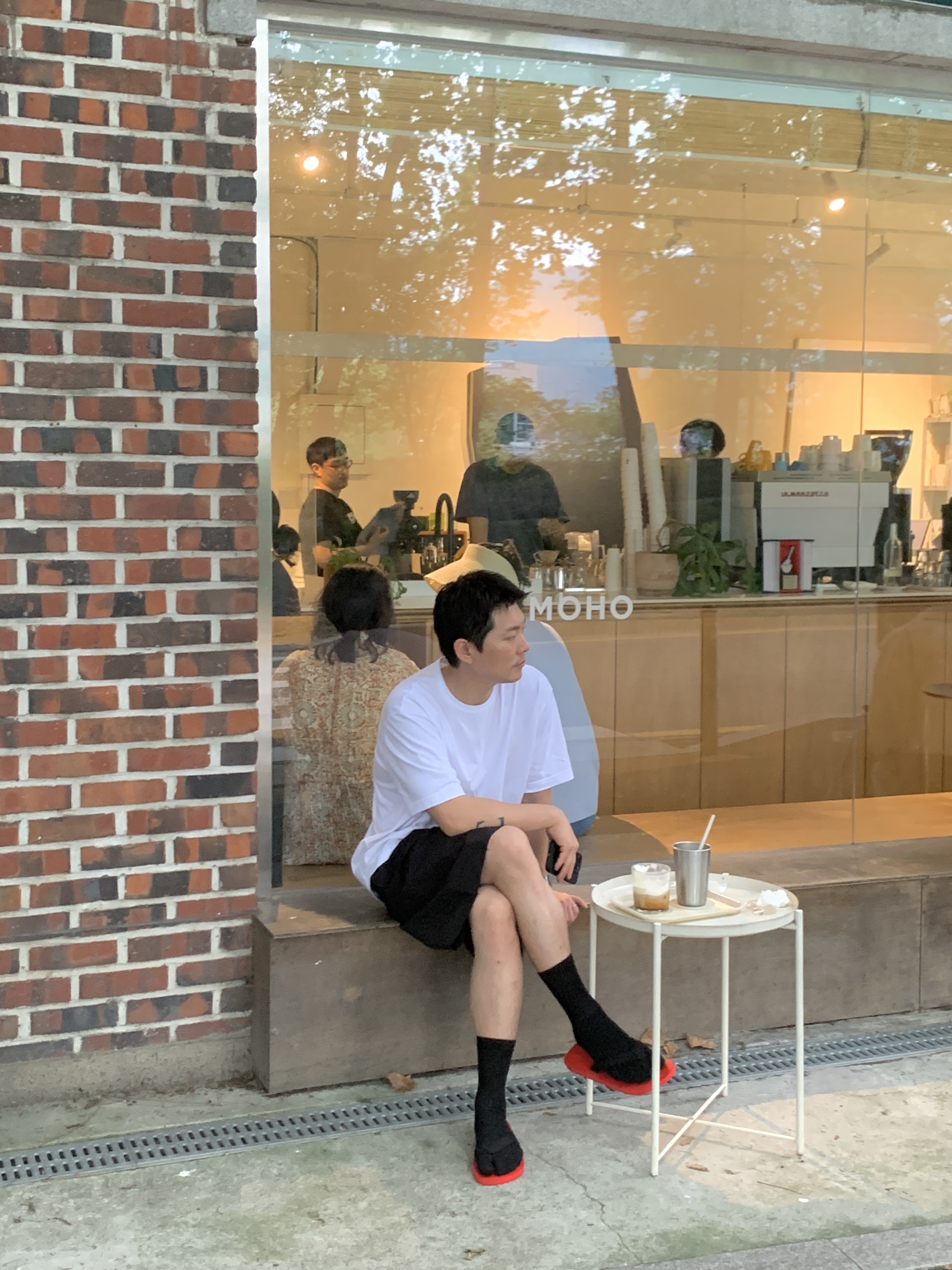 Salomon x MM6 Maison Margiela Wide Shorts Deep Black, The Row Dune Classic Sandal in Rubber Scarlet 착용 스타일 - 2