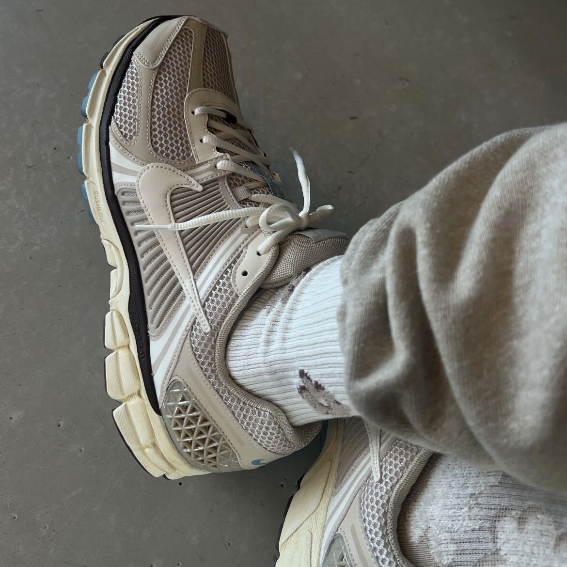 (W) Nike Zoom Vomero 5 Oatmeal 착용 스타일