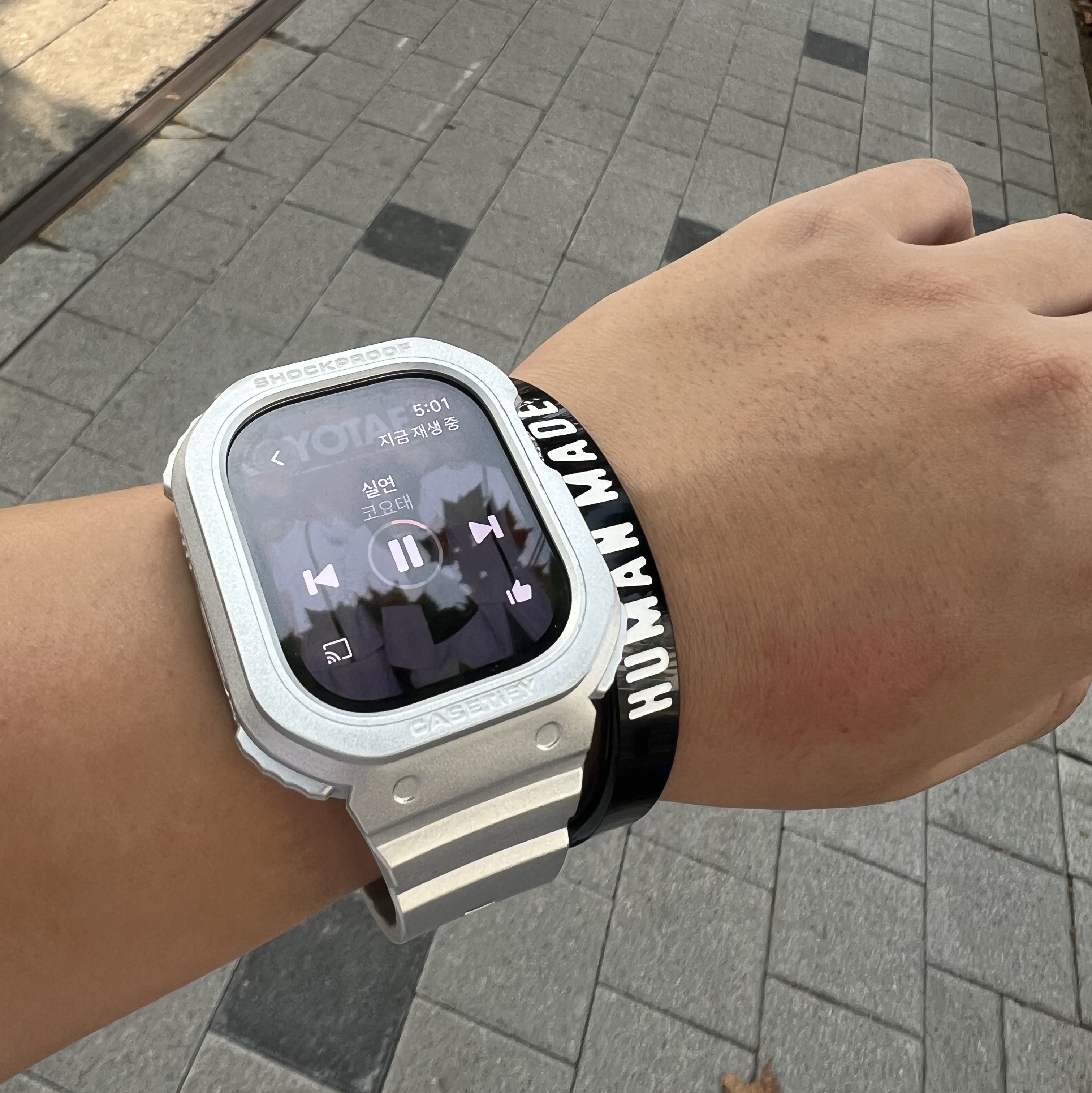 Human Made Acrylic Bangle #2 Black, Apple Watch Ultra 49mm Titanium Case with Ocean Band Midnight (Korean Ver.) 착용 스타일 - 1