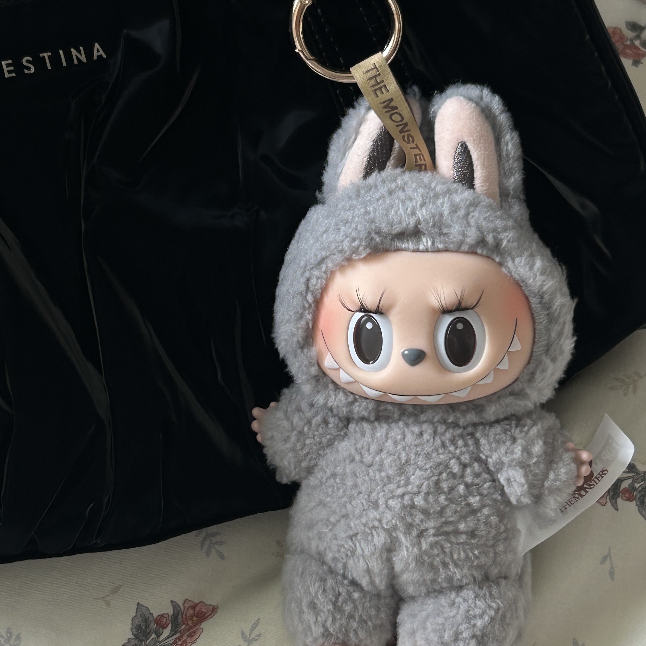 Pop Mart The Monsters Labubu Tasty Macarons Series Sealed Case (Bundle of 2/1 Blind Box) 착용 스타일