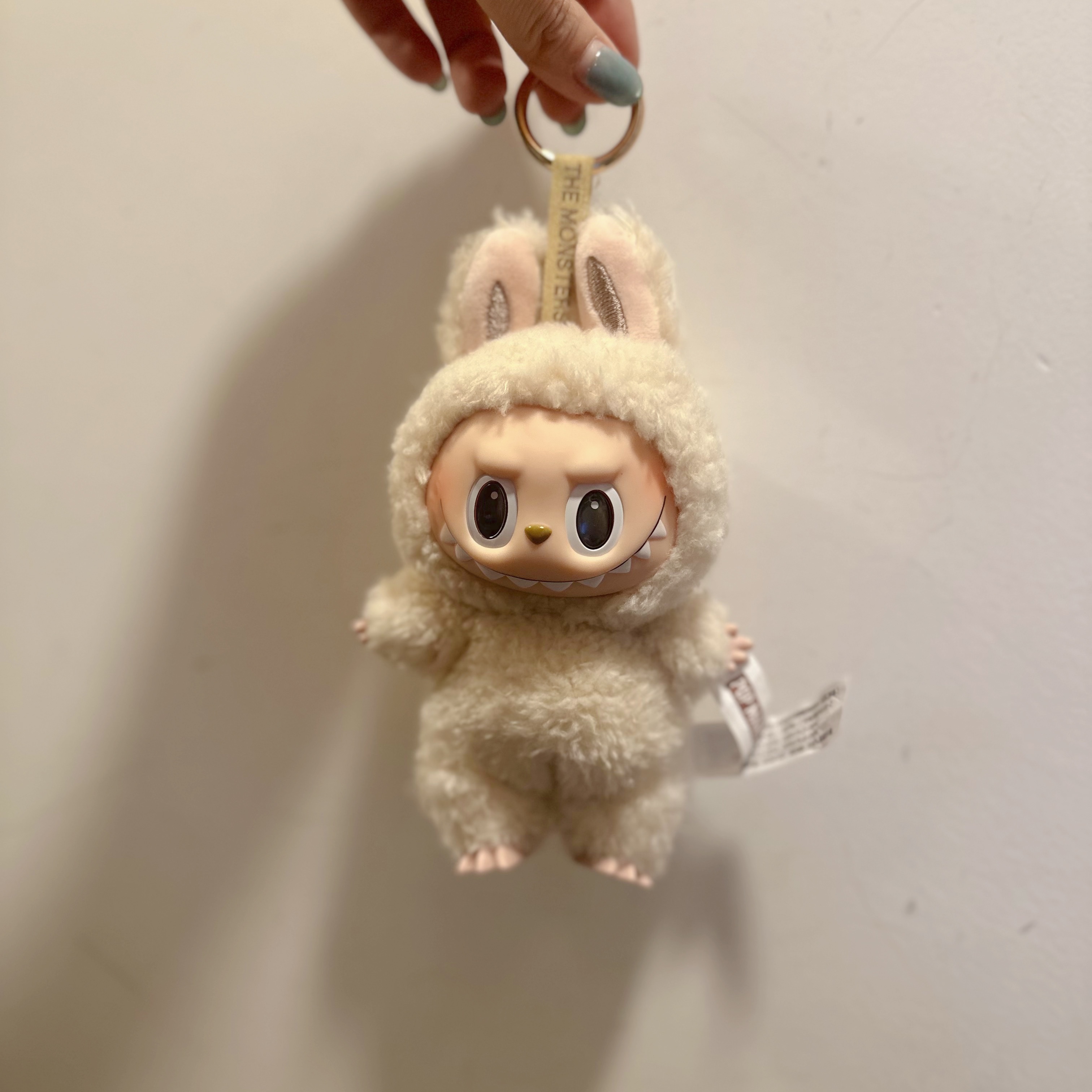 Pop Mart Labubu The Monsters Labubu Tasty Macarons Series Soymilk Keyring 착용 스타일