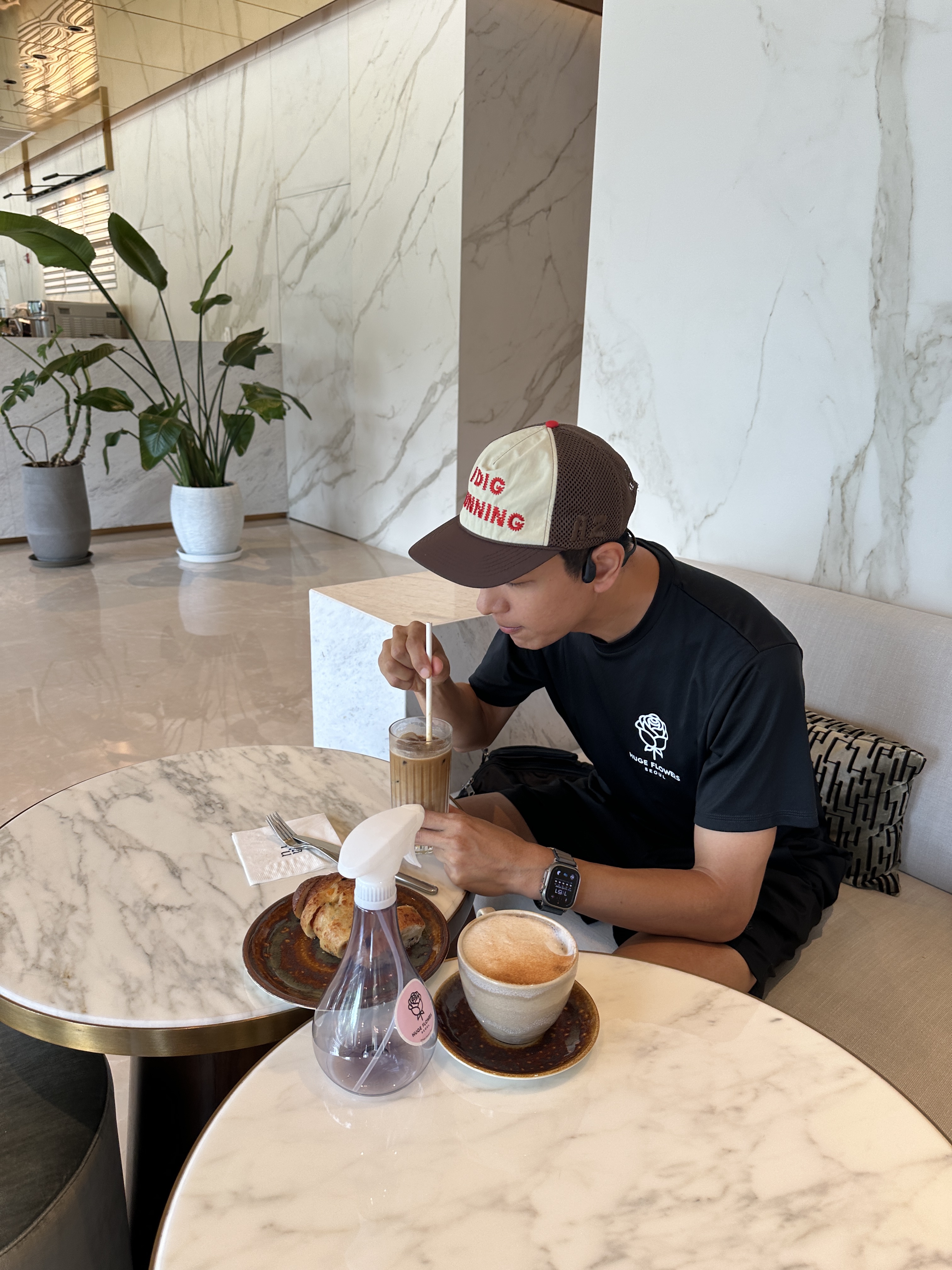 Alex Zono I Dig Running Trucker Hat OG Brown, New Balance x Joe Freshgoods 992 Made in USA Aged Well 착용 스타일 - 1