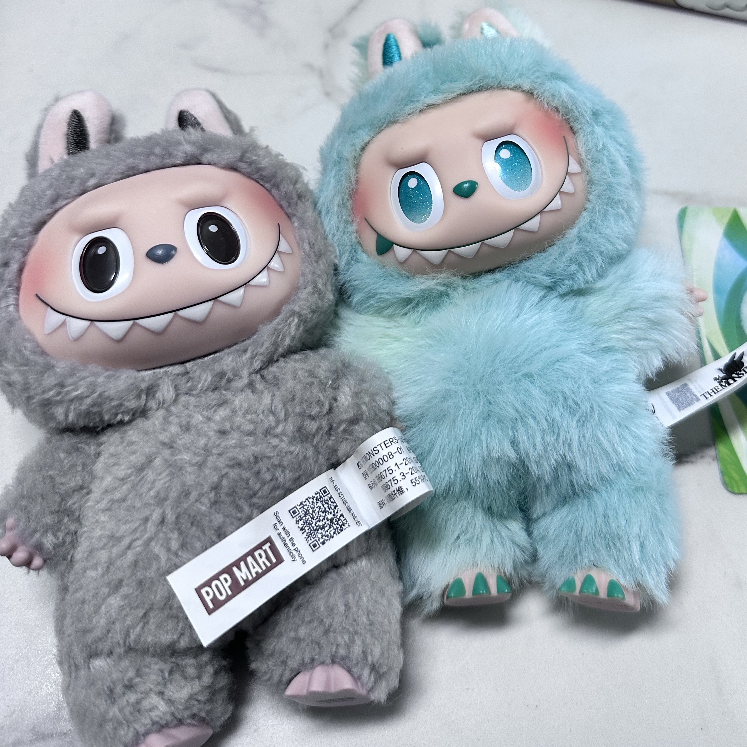 Pop Mart Labubu The Monsters Highlight Series Sealed Case (1 Blind Box), Pop Mart Labubu The Monsters Labubu Tasty Macarons Series Sesame Bean Keyring (Opened Case) 착용 스타일
