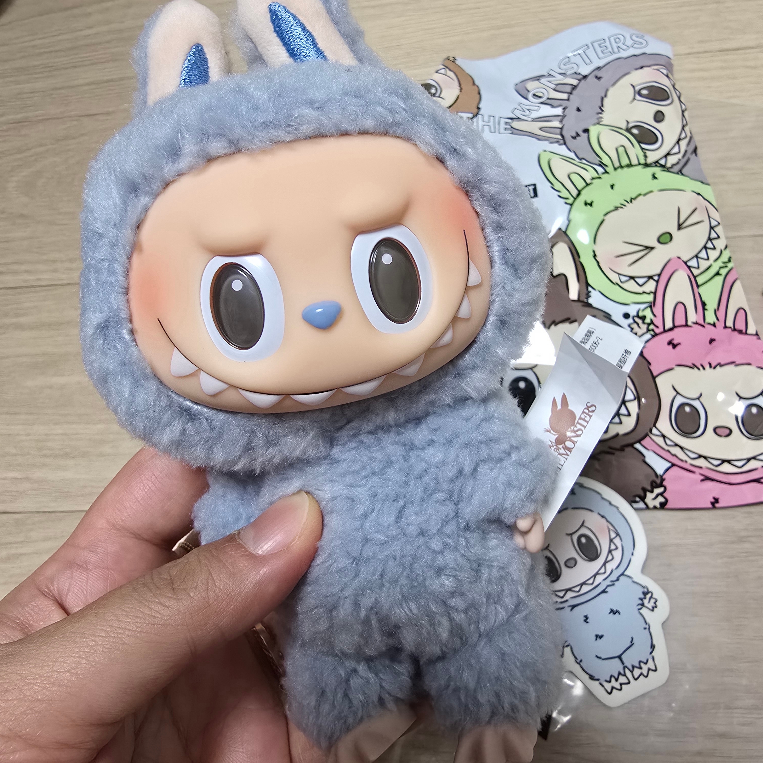 Pop Mart The Monsters Labubu Tasty Macarons Series Sealed Case (1 Blind Box) 착용 스타일 - 2