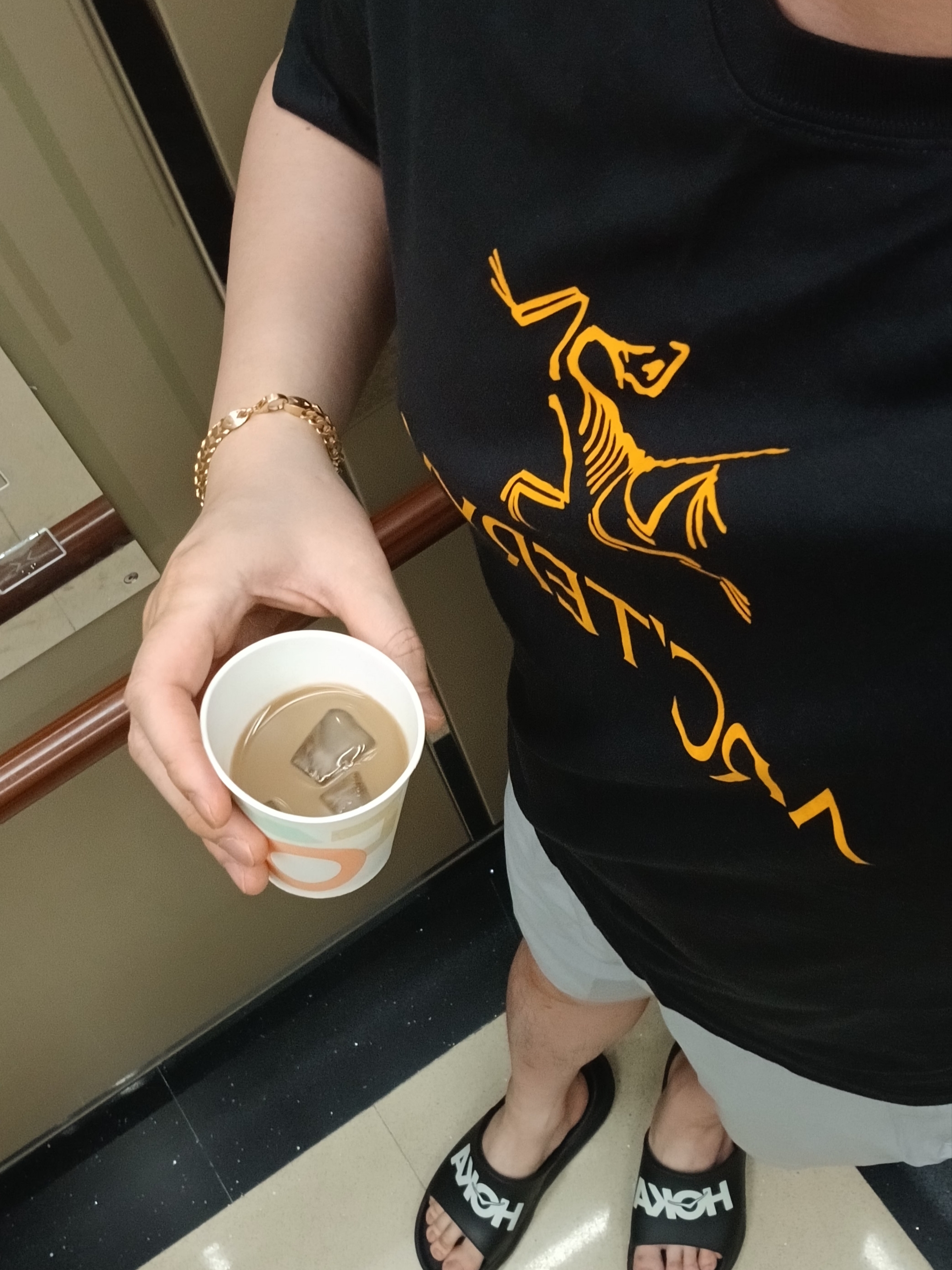Arc'teryx Arc'word Logo SS T-Shirt Black II, Hoka Ora Athletic Slide Black White 착용 스타일 - 1