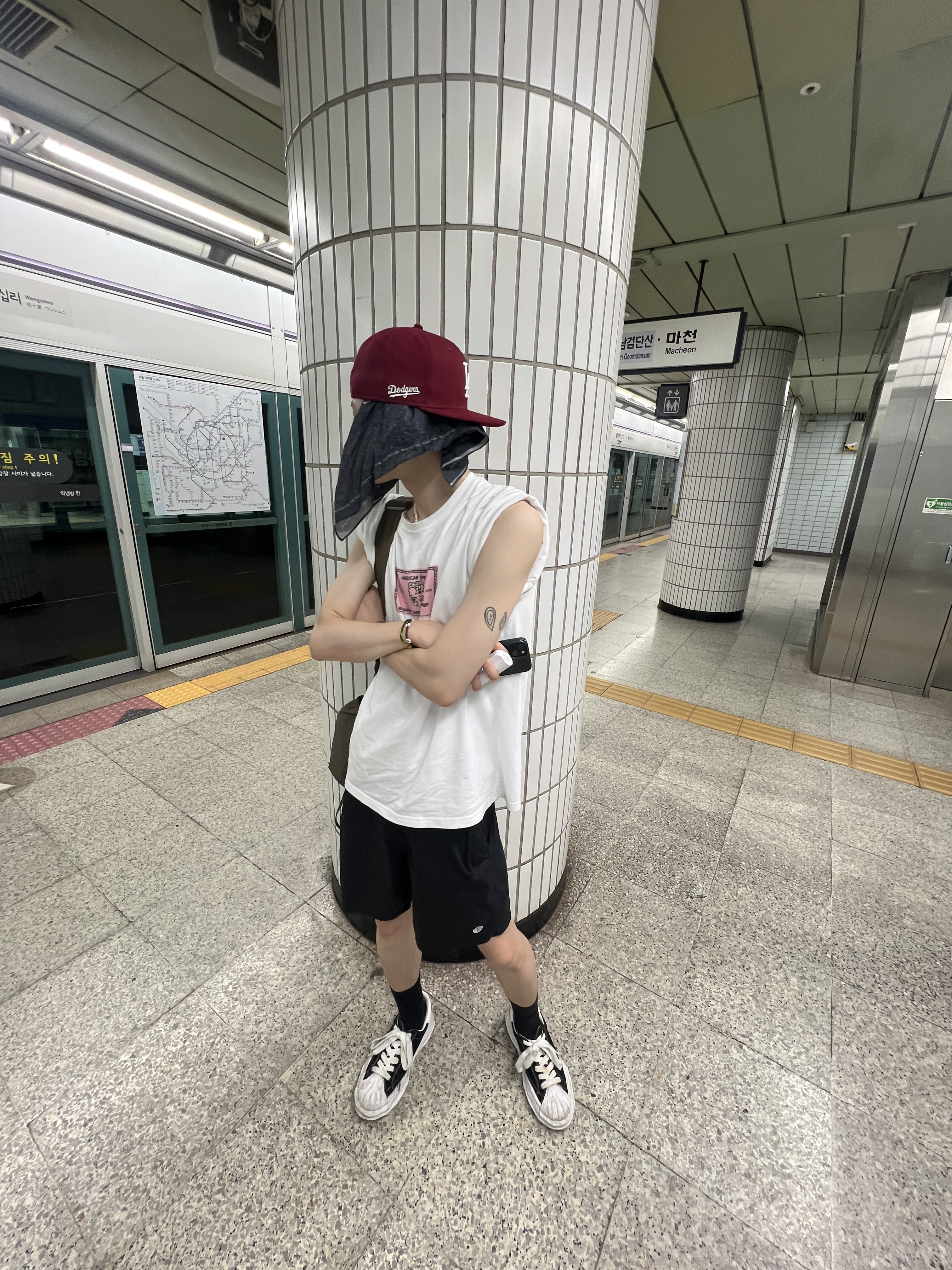 Verdy x Blackpink CC T-Shirt White - Amex Exclusive, Uniqlo U Drawstring Shoulder Bag Olive 착용 스타일 - 4