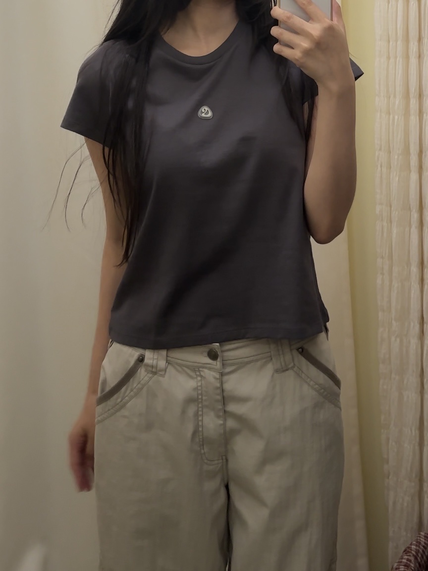 Coyseio Symbol Logo T-Shirt Charcoal 착용 스타일