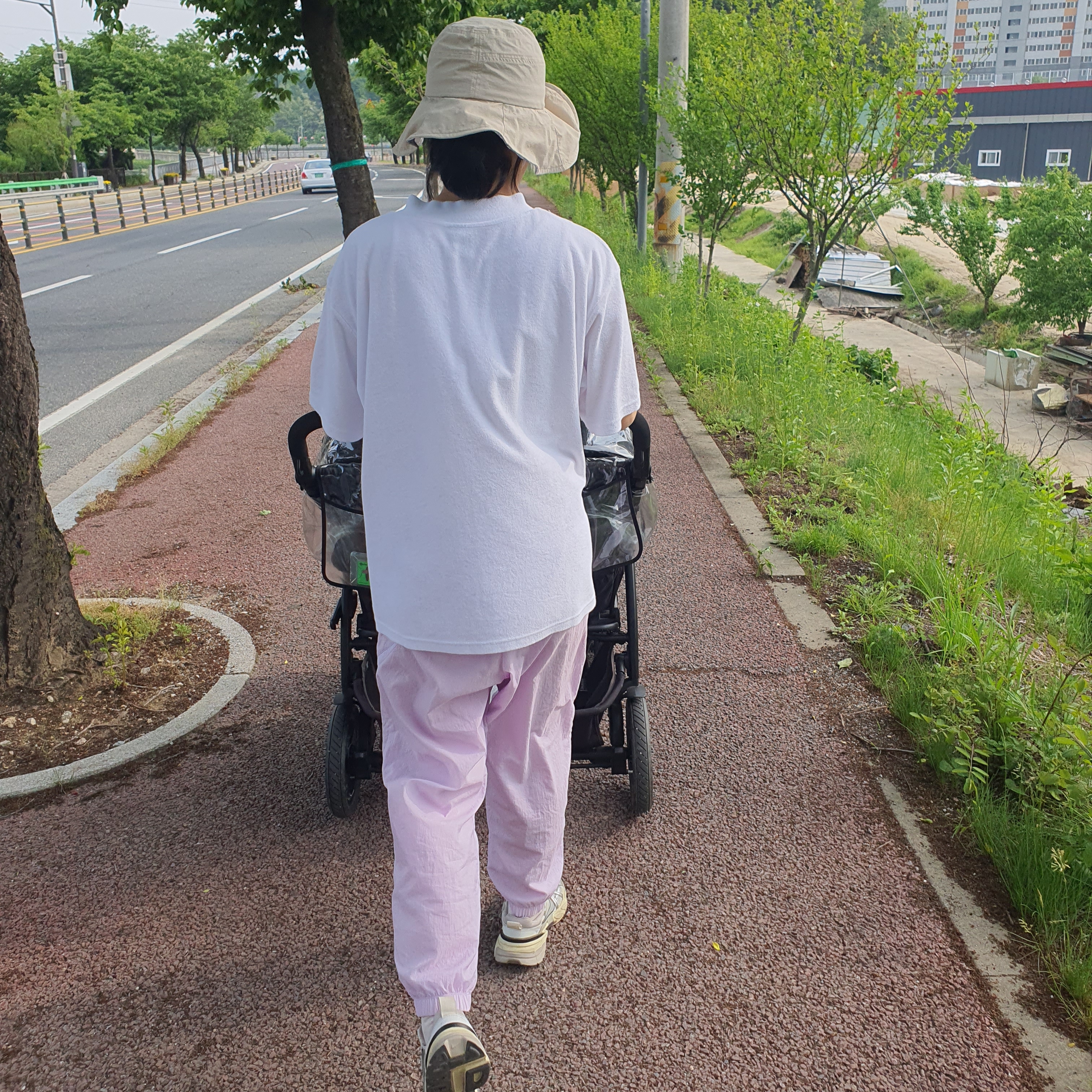 Nike V2K Run Summit White Metallic Silver, (W) Nike NRG Solo Swoosh Fleece Pants Urban Lilac - US/EU 착용 스타일