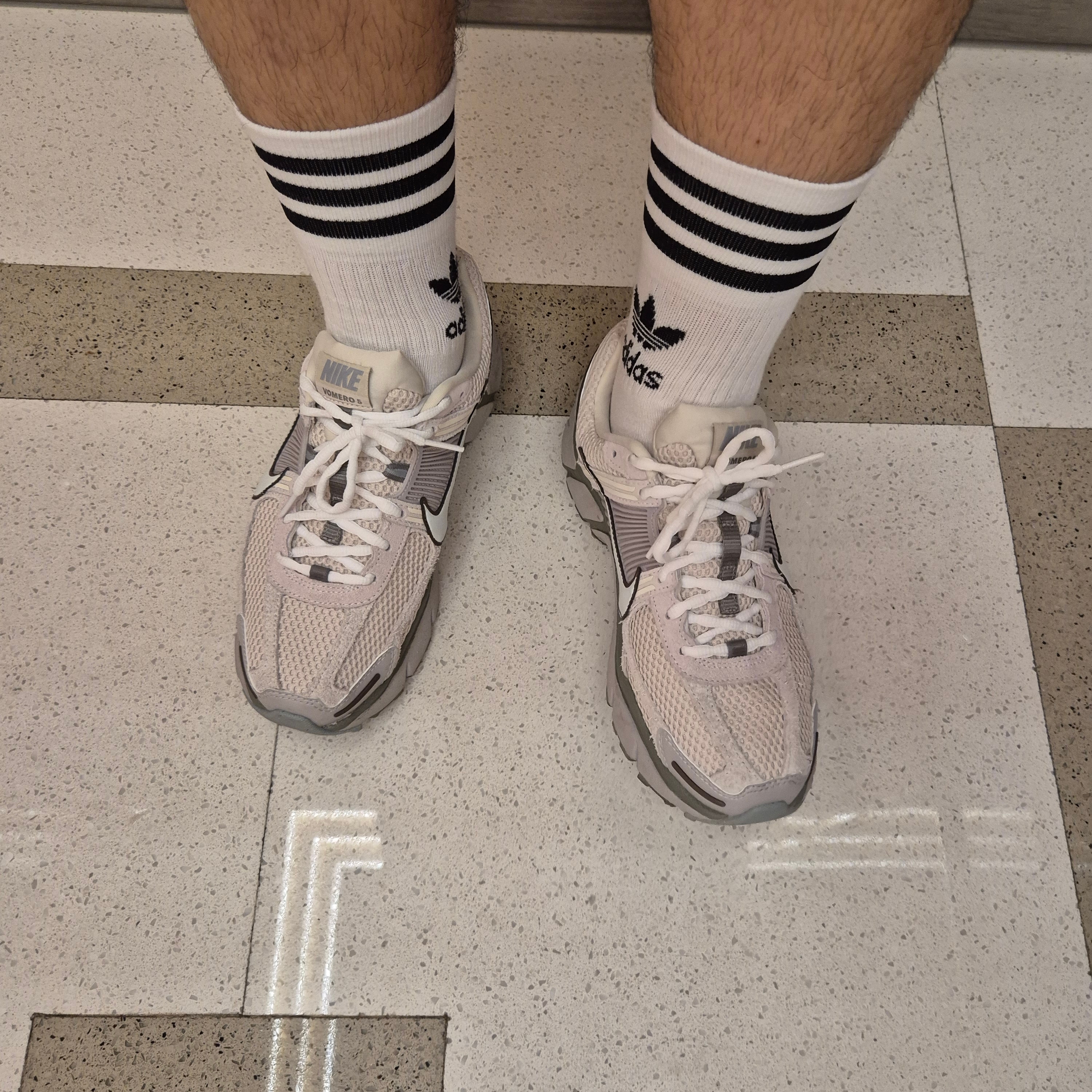 Nike Zoom Vomero 5 SE Light Orewood Brown 착용 스타일