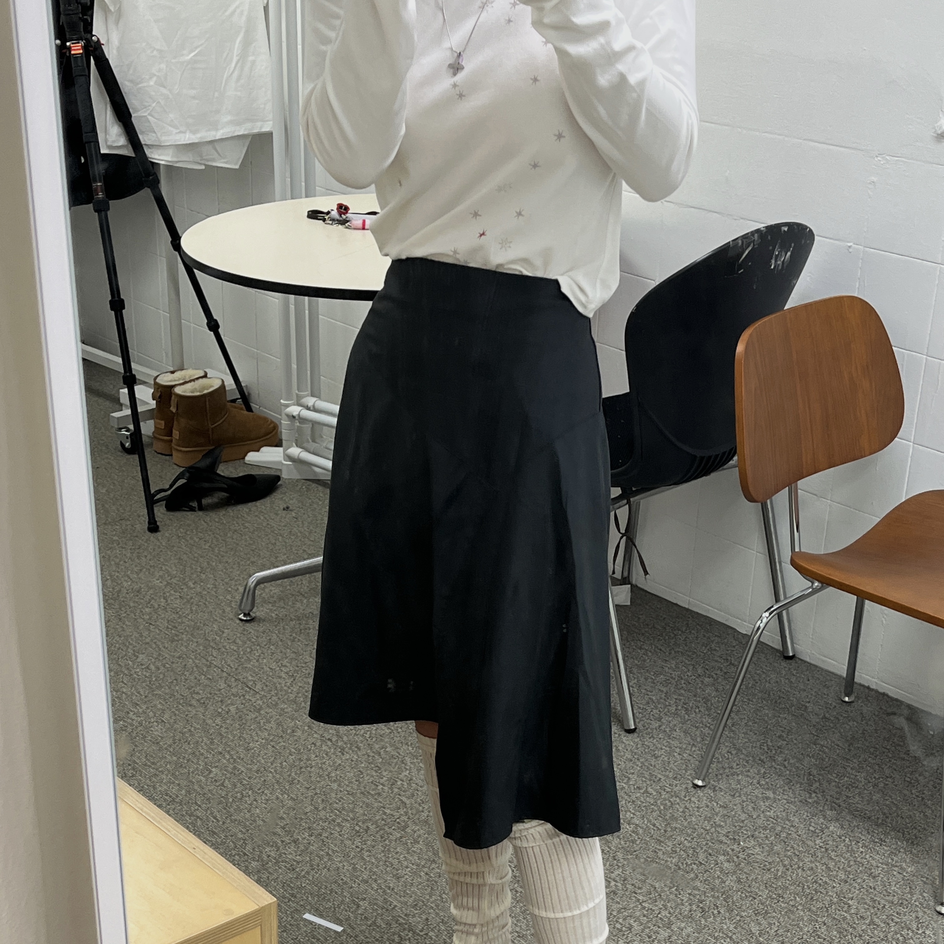Riomeu Asymmetric Midi Skirt Dark Gray, Riomeu Stellance Long Sleeve Ivory 착용 스타일 - 3