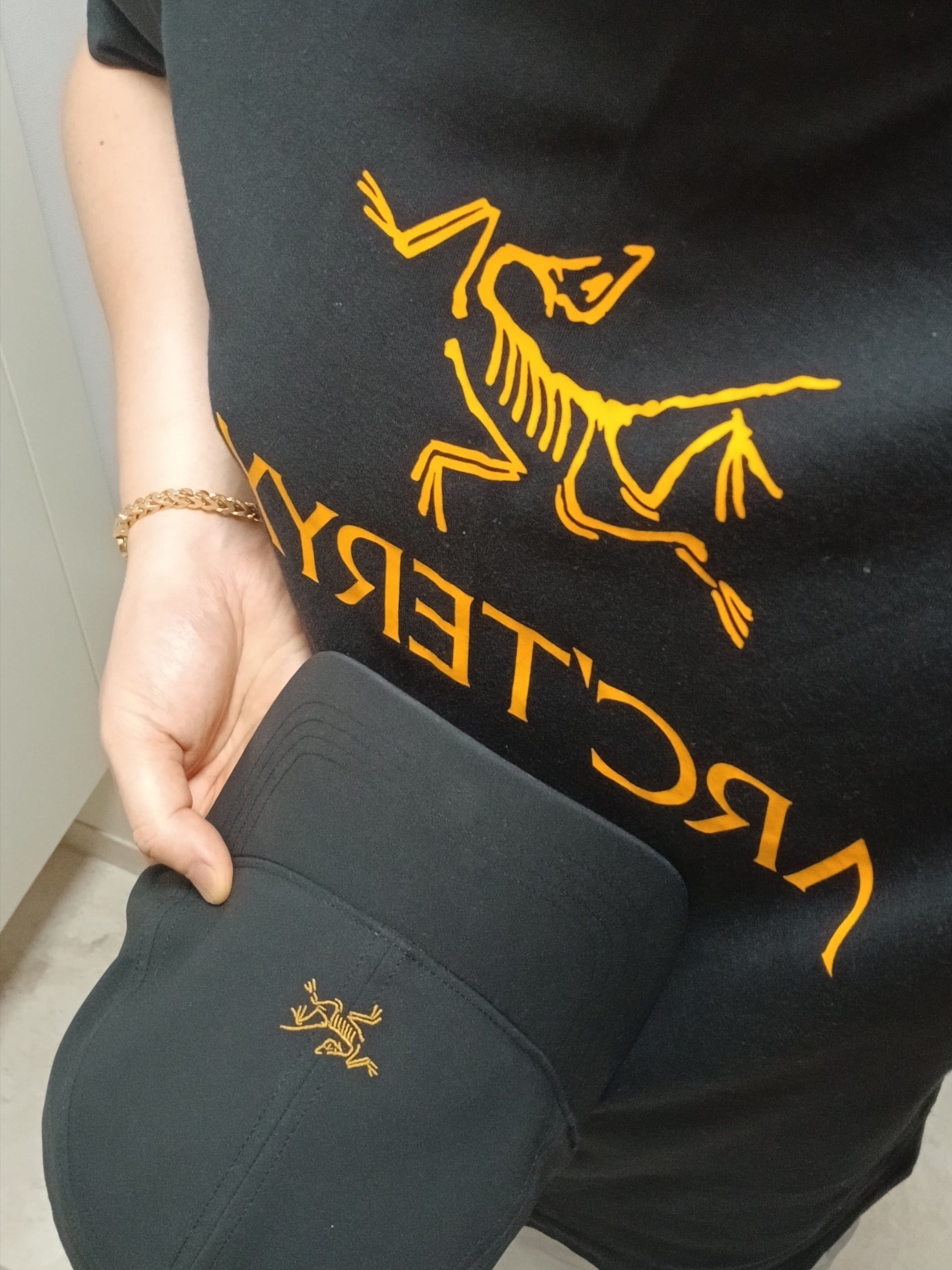 Arc'teryx Arc'word Logo SS T-Shirt Black II, Hoka Ora Athletic Slide Black White 착용 스타일 - 2