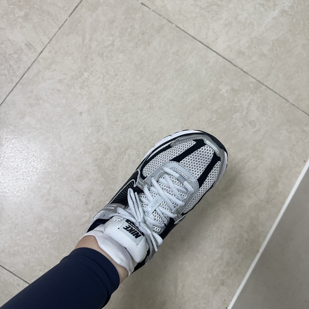 Nike Zoom Vomero 5 Metallic Silver Black 착용 스타일