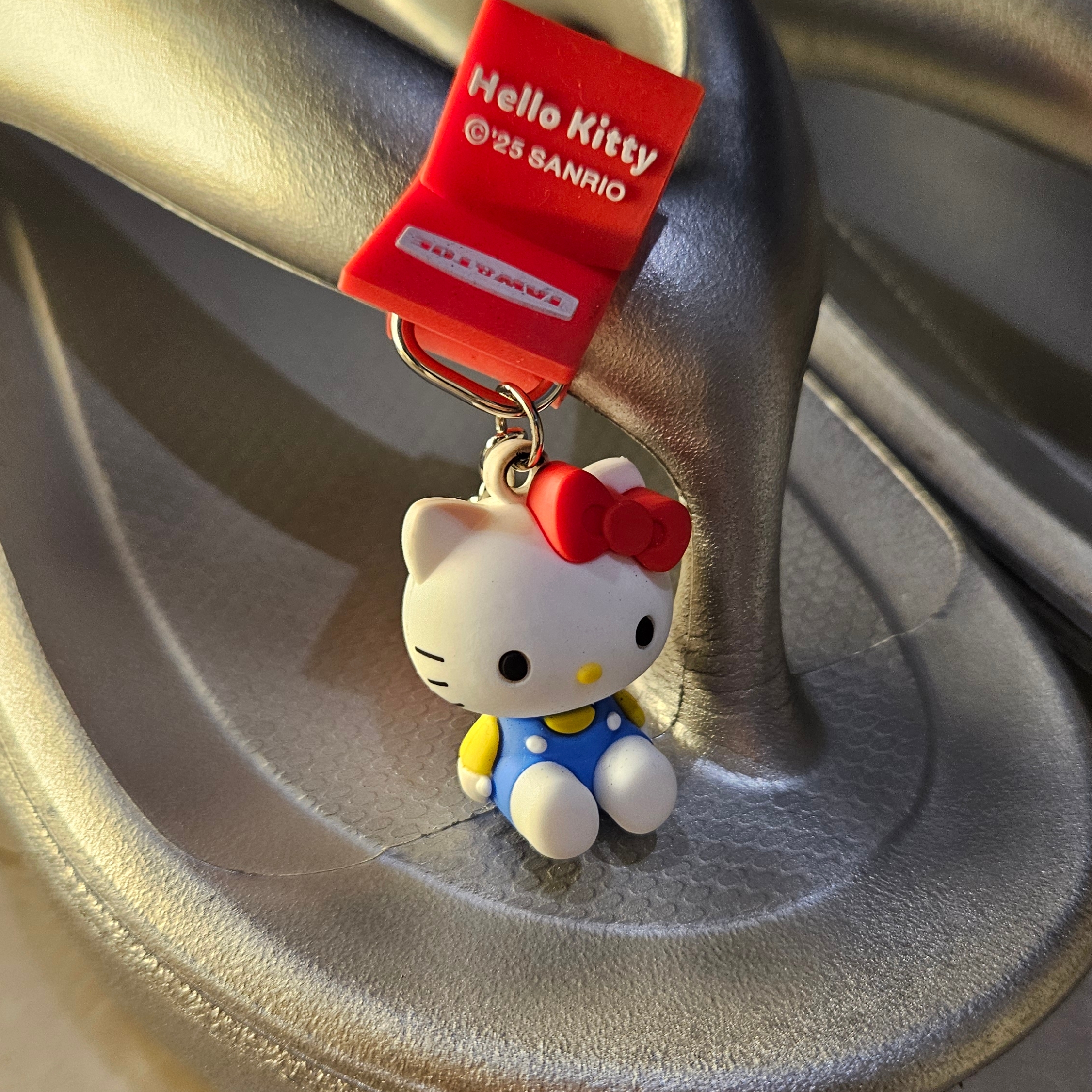 (W) Taw&Toe x Sanrio Flip Flop Zerovity Plumpy Hello Kitty Charm Tag Set Silver 착용 스타일