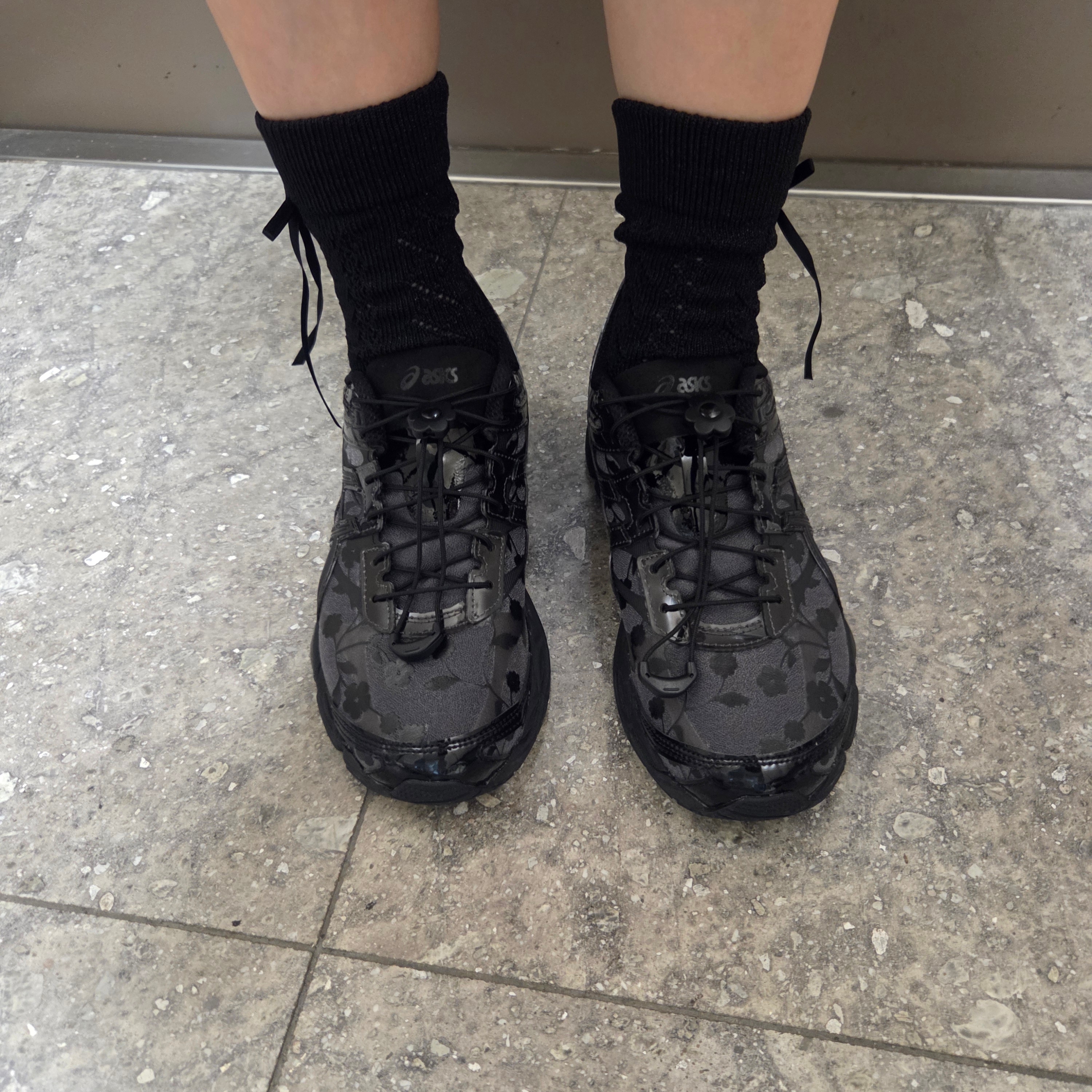 Asics x Cecilie Bahnsen Gel-Cumulus 16 Black 착용 스타일