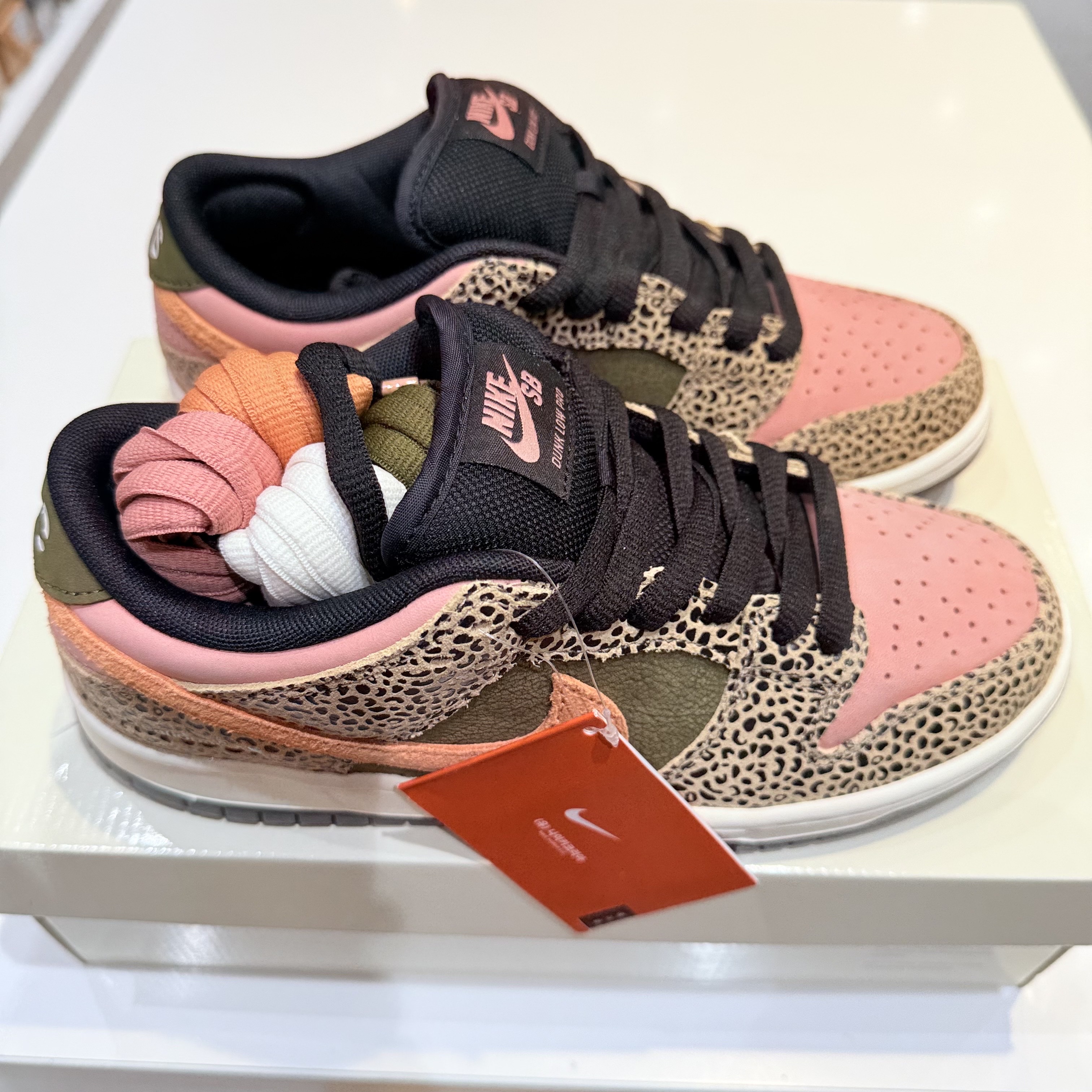 Nike x Arts-Rec Skateshop SB Dunk Low Pro Rust Pink and Rough Green 착용 스타일 - 4