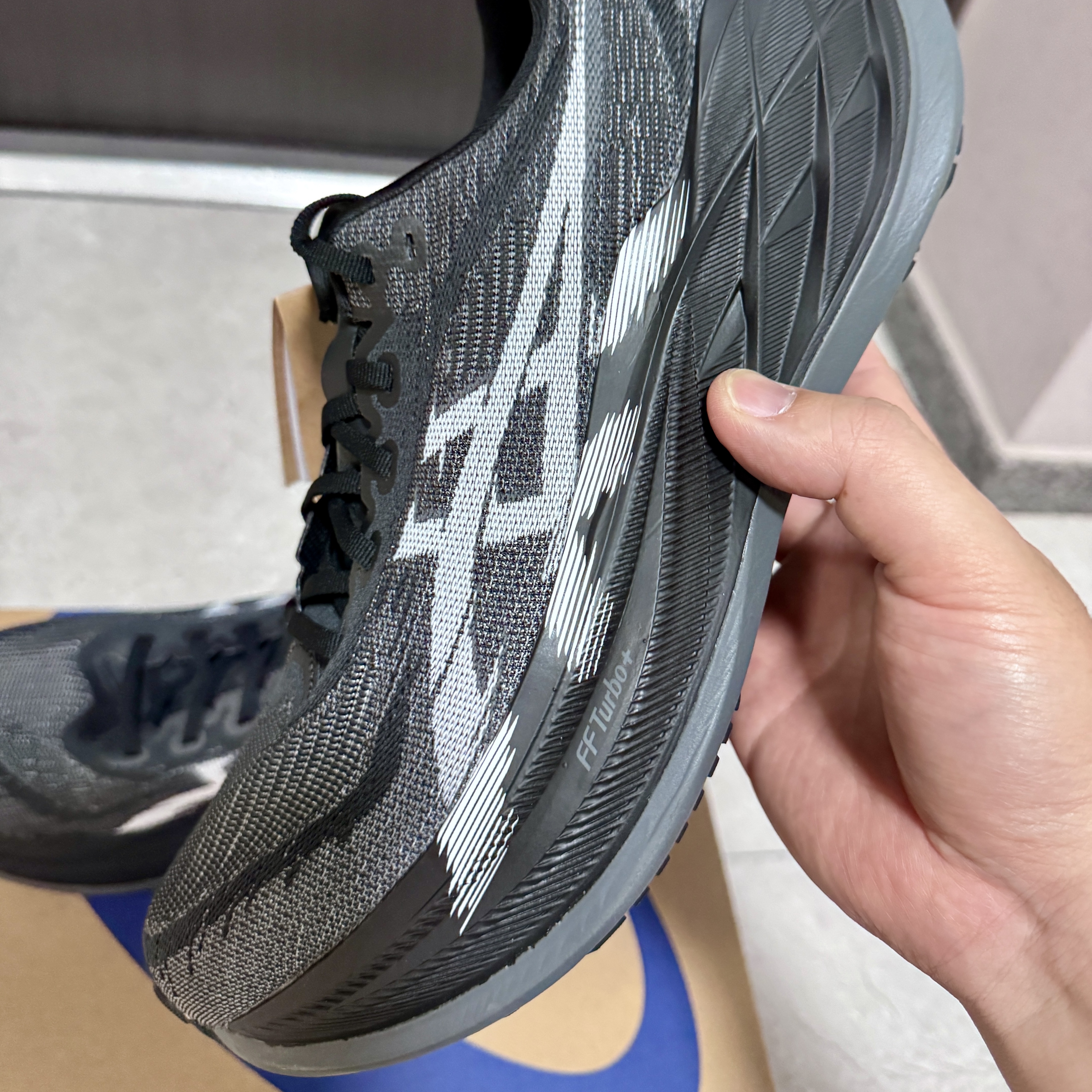 Asics Superblast 2 Black White 착용 스타일 - 2