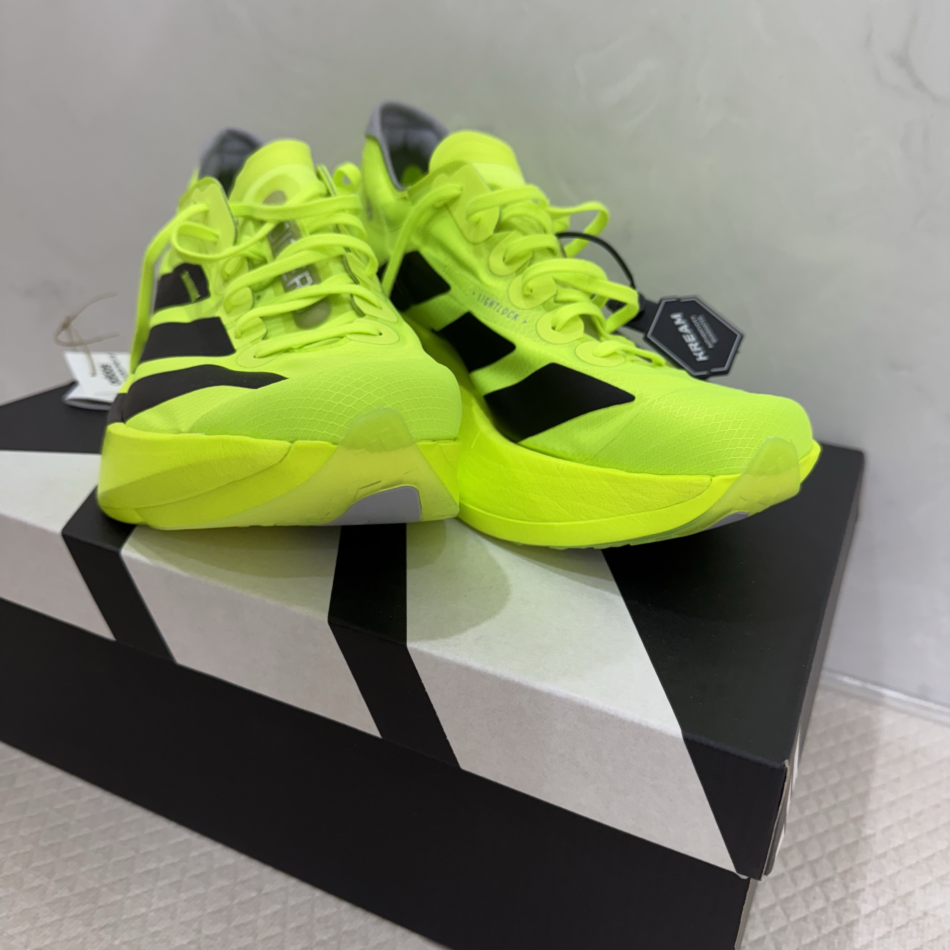 Adidas Adizero Adios Pro 4 Lucid Lemon Core Black 착용 스타일 - 2