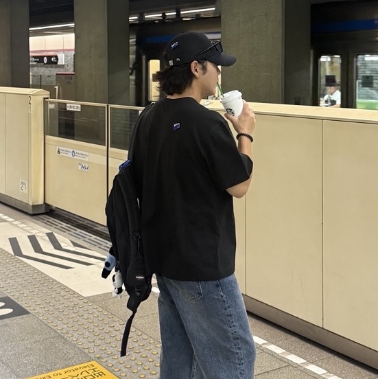 Ader Error Sig; TRS/BL Tag T-Shirt 01 Black, Ader Error Sig; TRS Tag Cap 01 Noir 착용 스타일 - 1
