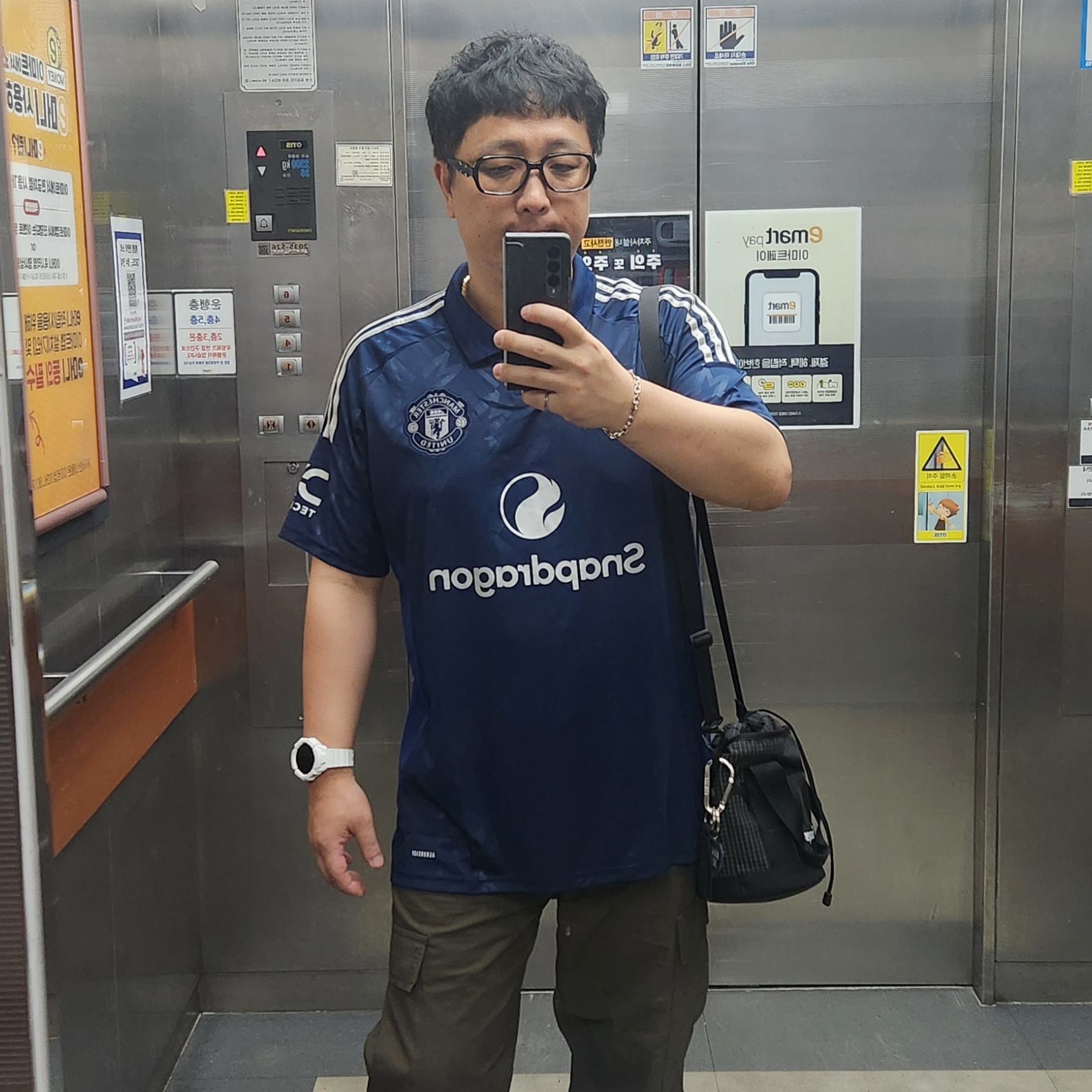 Adidas Manchester United 2024/25 Away Jersey Night Indigo - KR Sizing (Non Marking Ver.), Supreme Cinch Bag Black - 24SS 착용 스타일