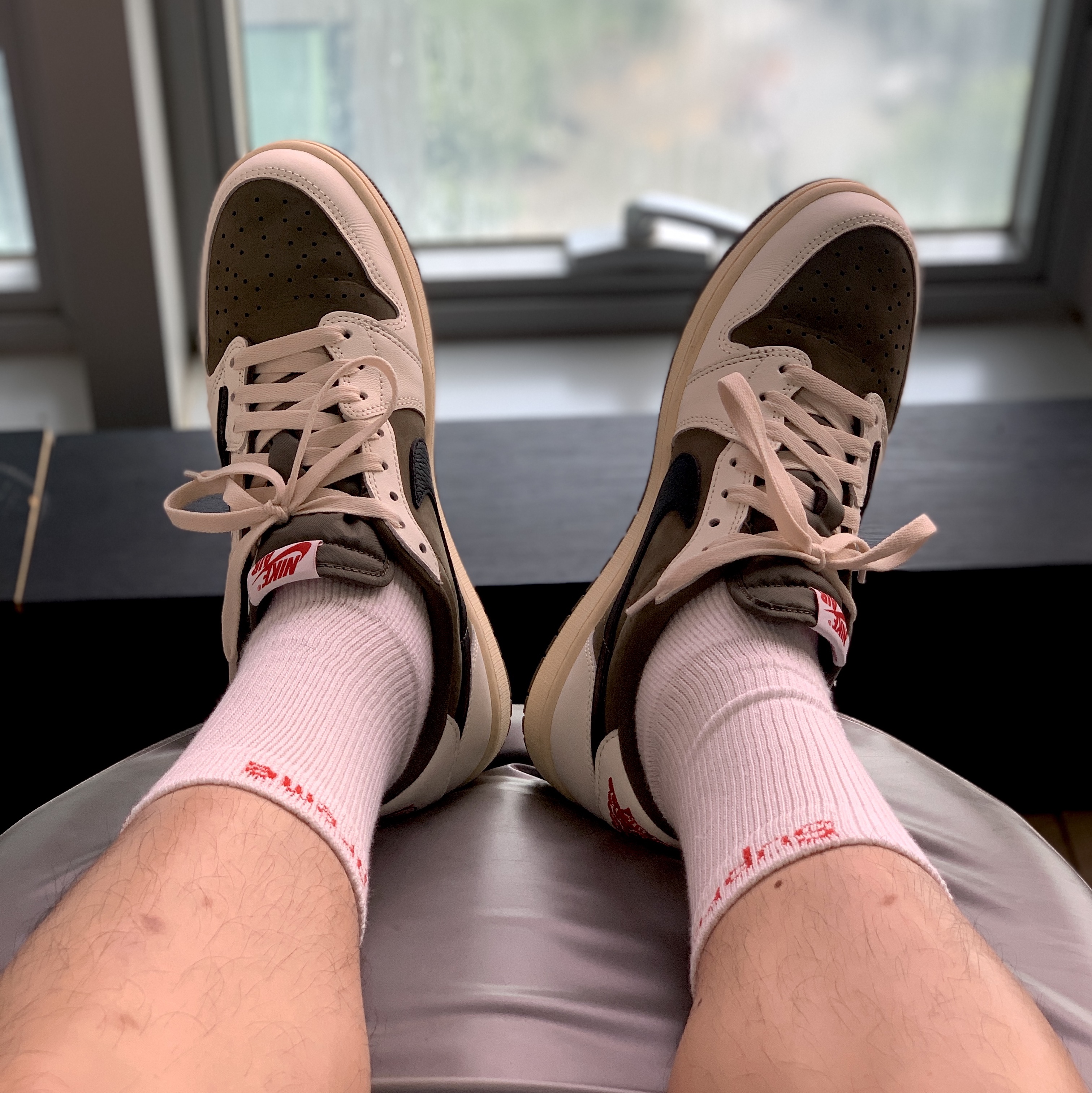 Jordan 1 x Travis Scott Retro Low OG SP Reverse Olive, Supreme Hanes Crew Socks White (4 Pack) 착용 스타일