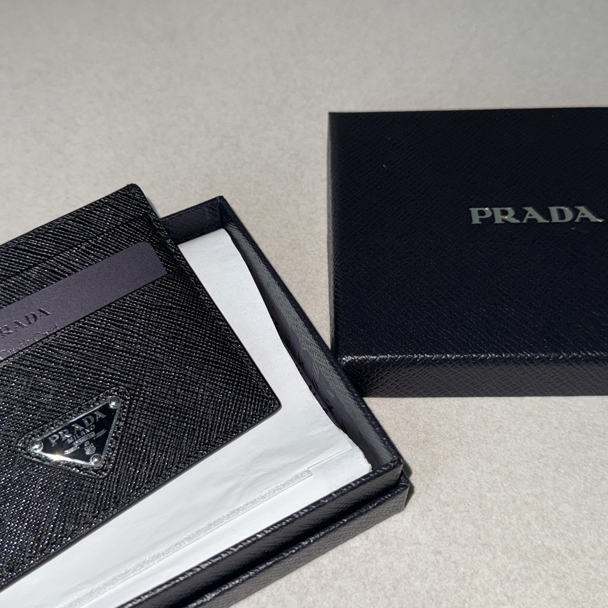 Prada Saffiano Leather Triangle Logo Card Holder Black Silver 착용 스타일
