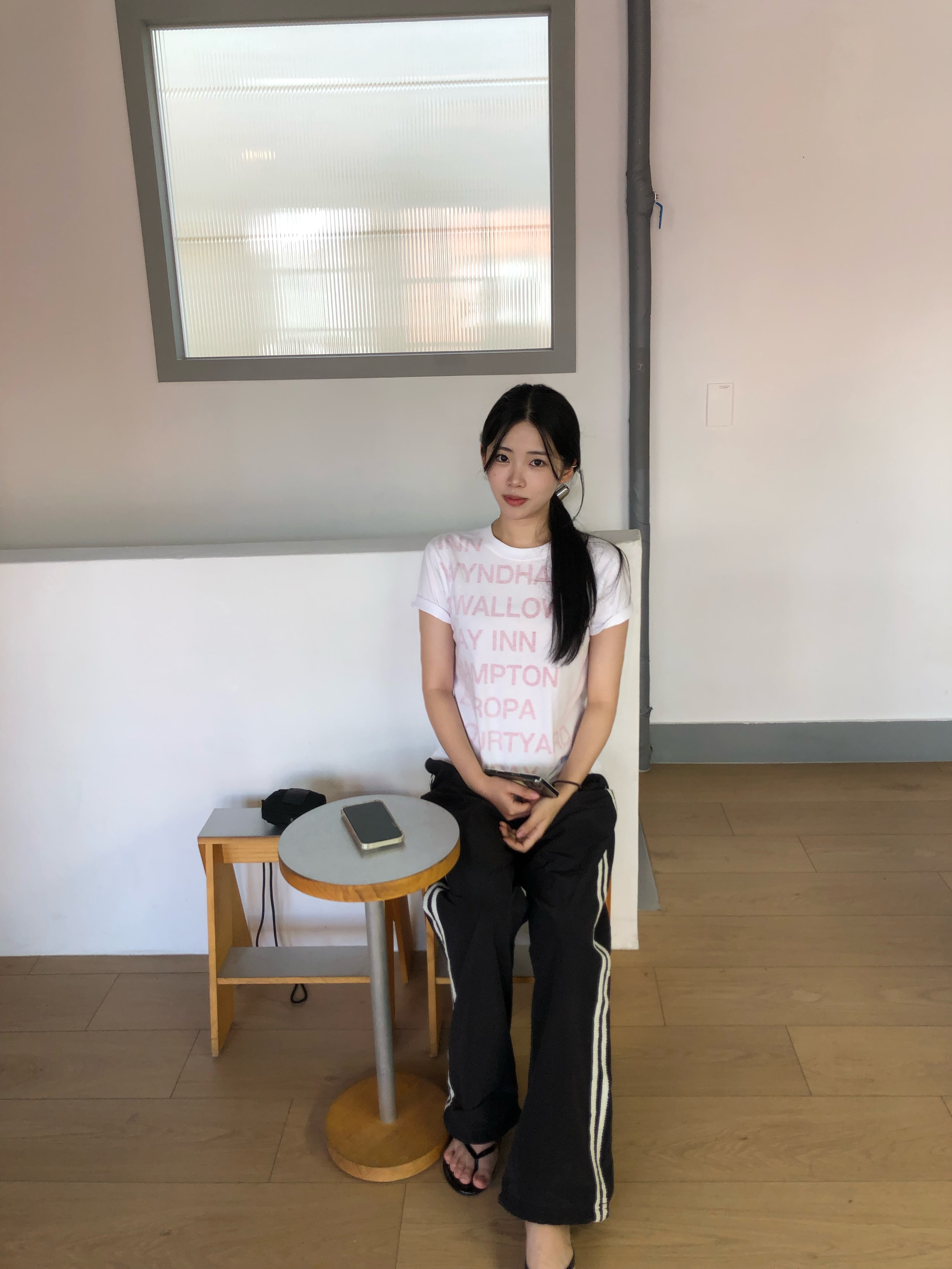 [KREAM 단독] Safarispot Women 1/2 Highway Inn T-Shirt White Red 착용 스타일