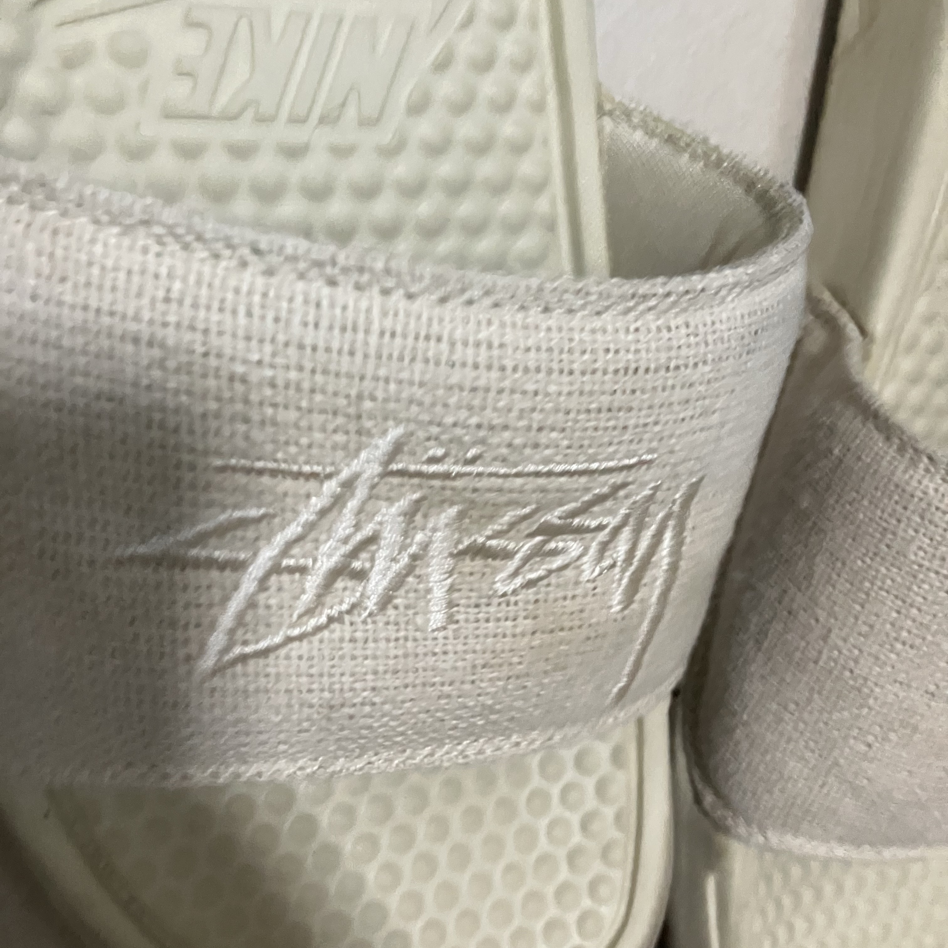 Nike x Stussy Benassi Hemp Slide Fossil Stone 착용 스타일