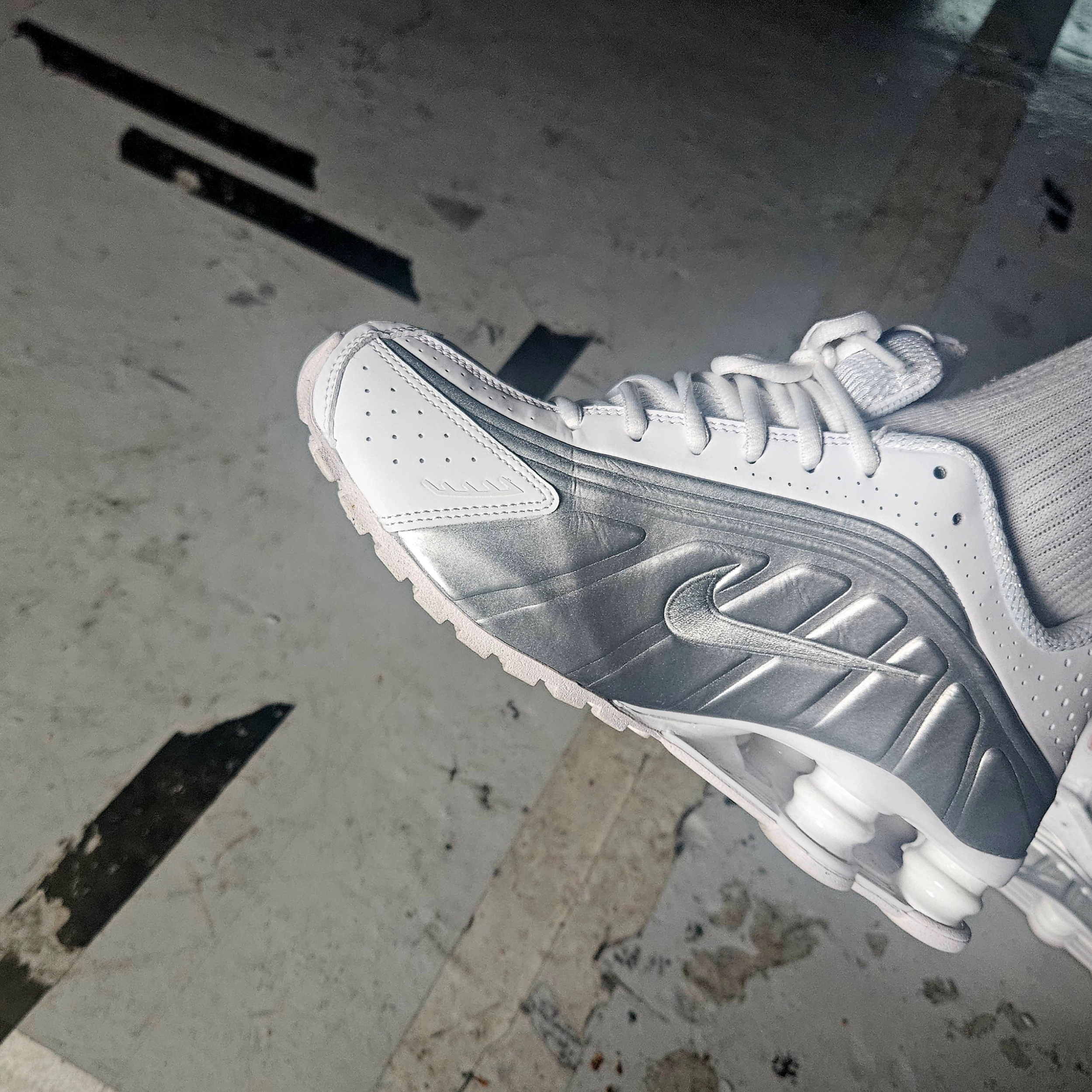 Nike Shox R4 White Bright Crimson 착용 스타일