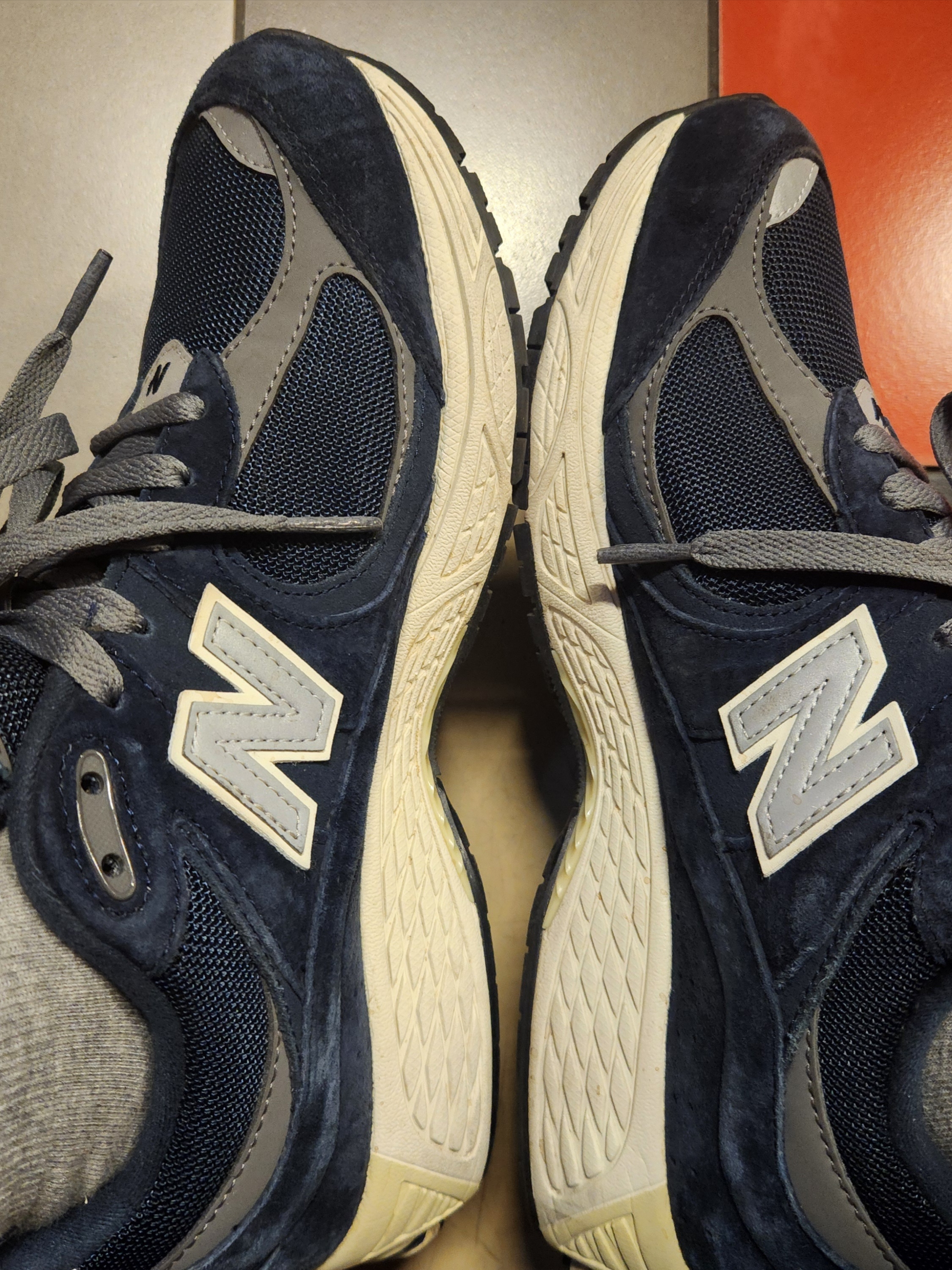 New Balance 2002R Eclipse Castlerock 착용 스타일