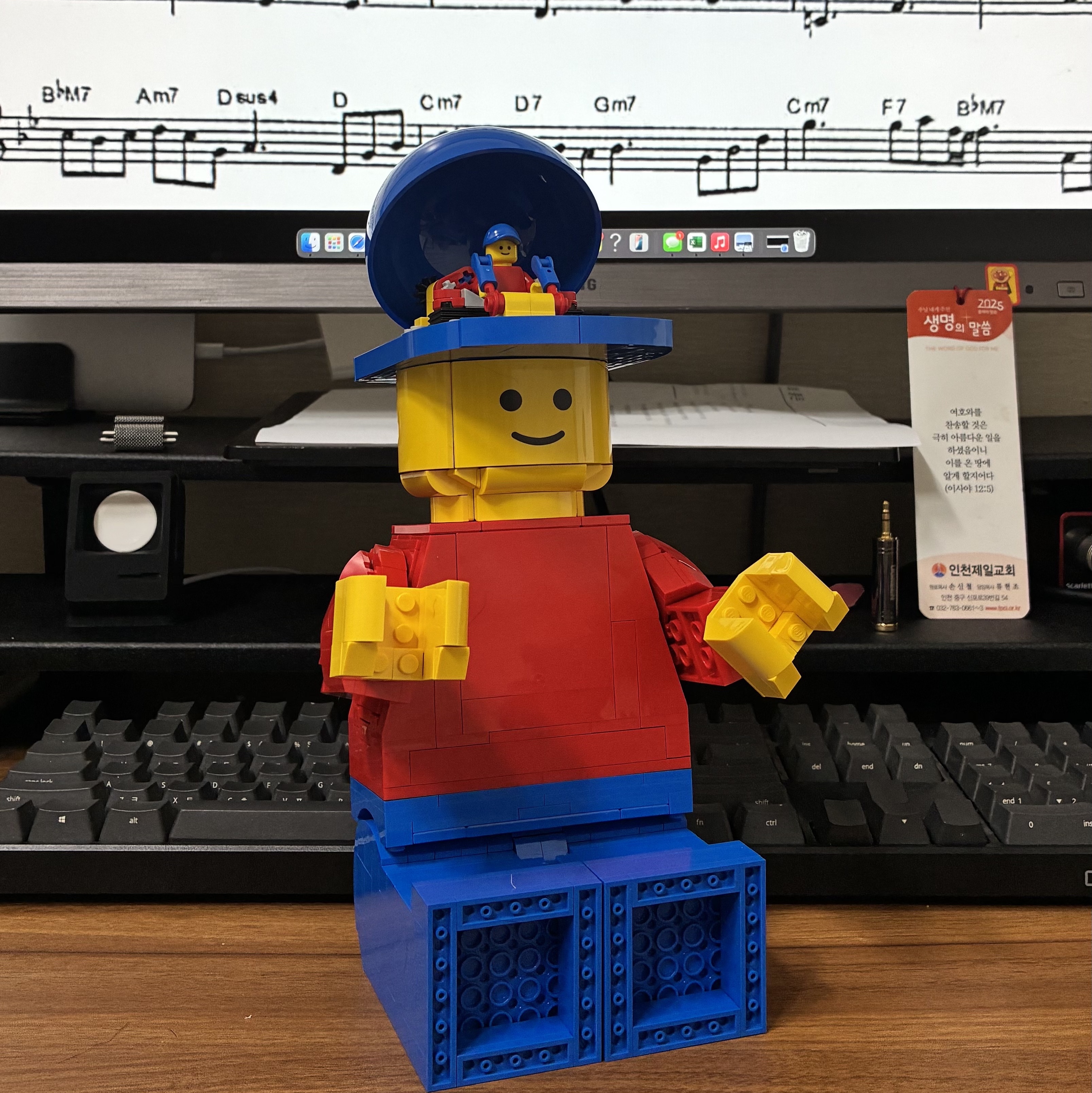 Lego Up-Scaled Lego Minifigure 착용 스타일