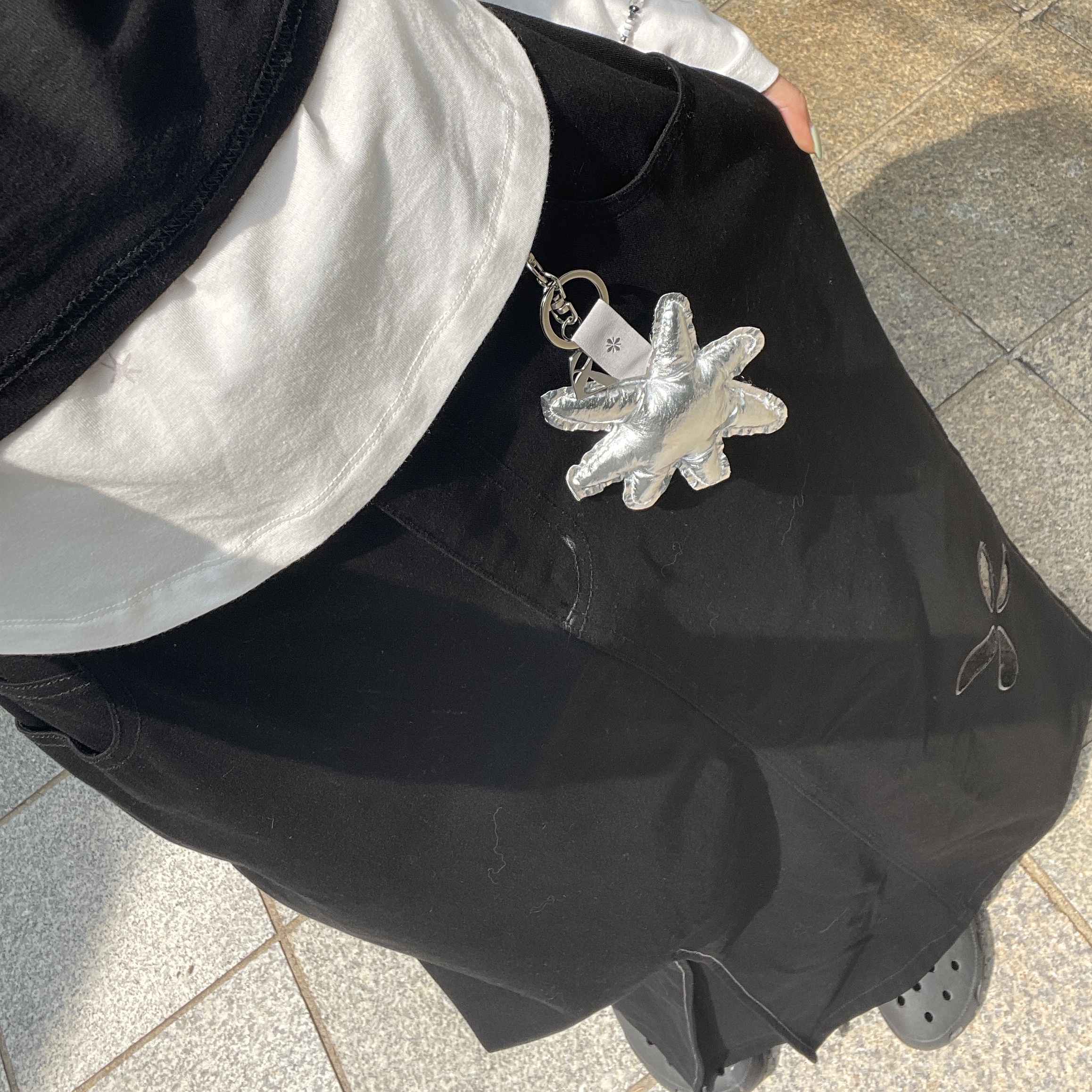Riomeu Signature Sparkle Keyring, Riomeu Martin Gray Bracelet 착용 스타일 - 2