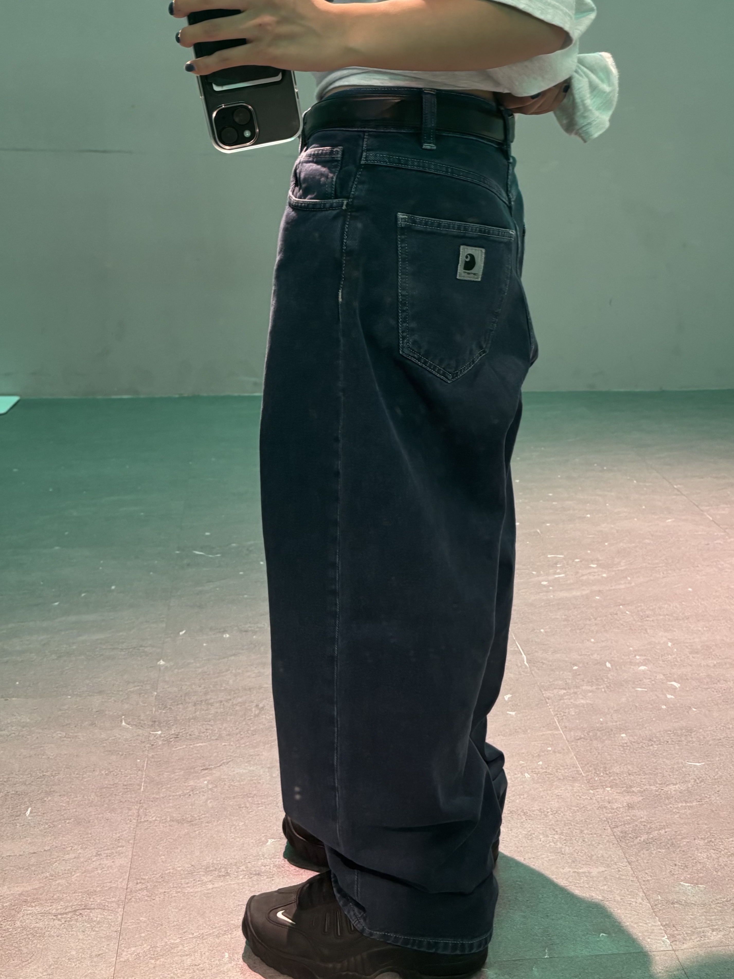 (W) Carhartt WIP Brandon Pants Blue Stone Washed, Nike x Ambush Air Adjust Force SP Black and Psychic Purple 착용 스타일 - 2