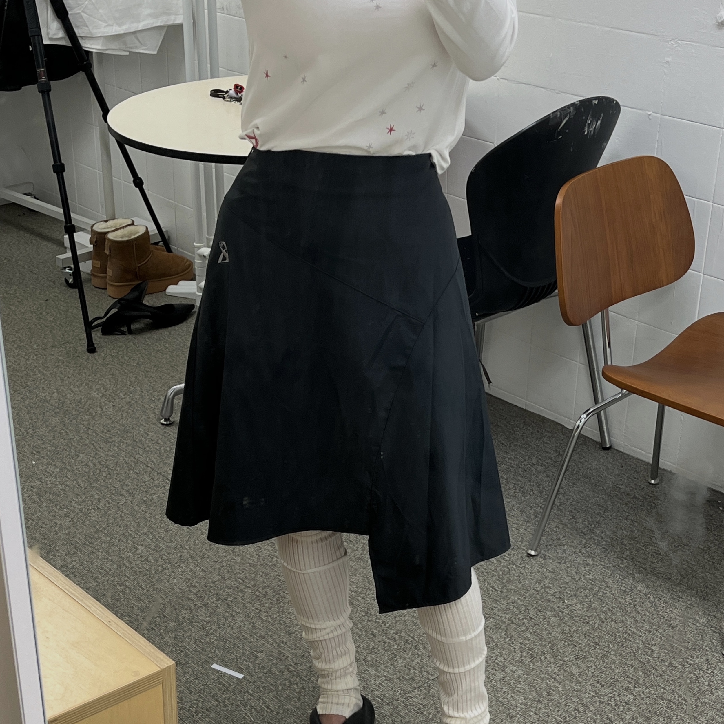 Riomeu Asymmetric Midi Skirt Dark Gray, Riomeu Stellance Long Sleeve Ivory 착용 스타일 - 2
