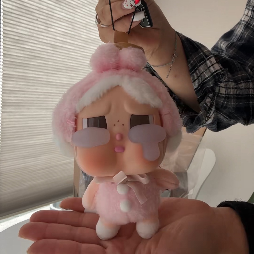 Pop Mart Crybaby Crying Again Series Plush Keyring I'll Give You All My Love (Opened Case) 착용 스타일