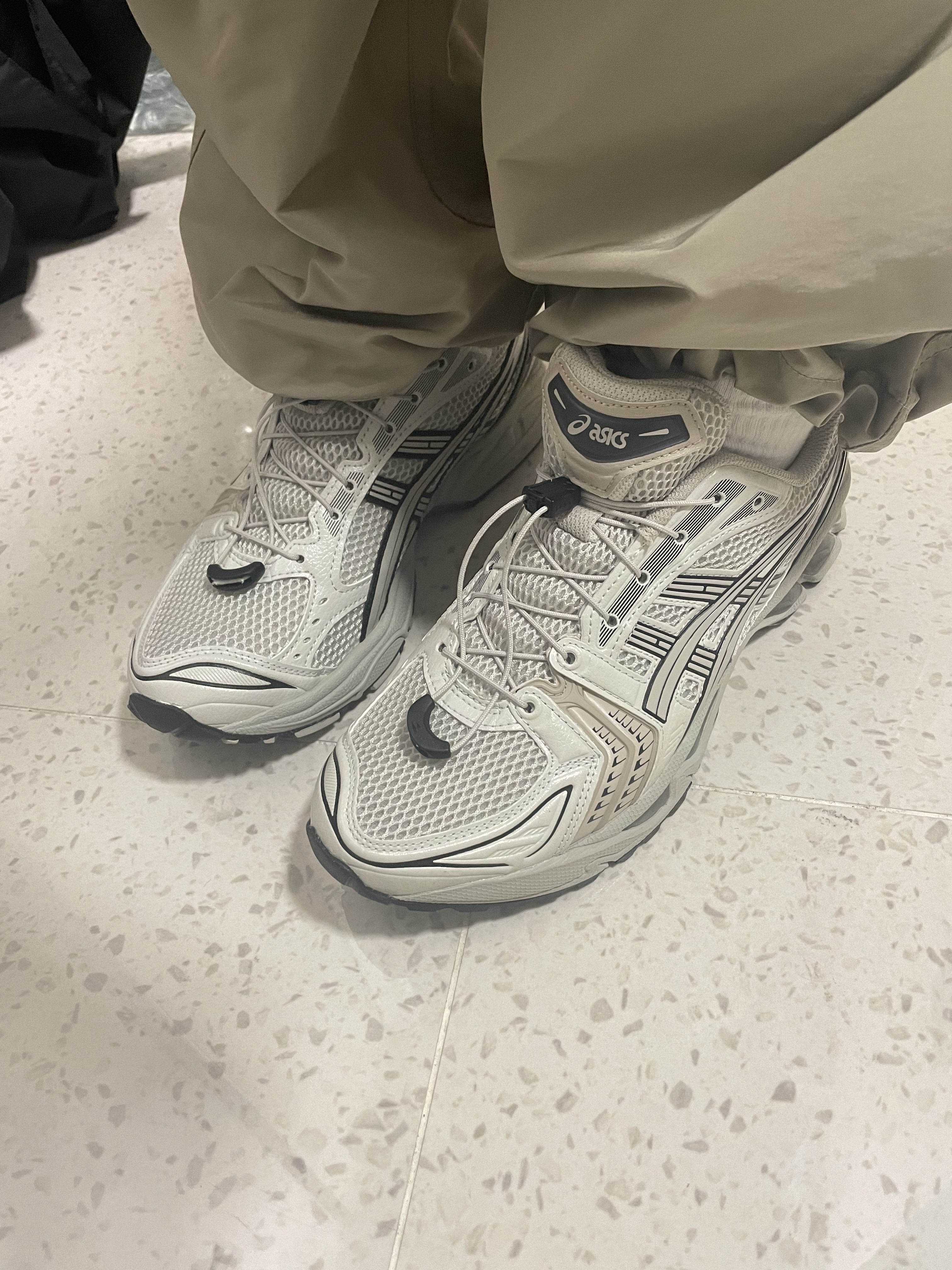 Asics Unlimited Gel-Kayano 14 Smoke Grey 착용 스타일 - 1