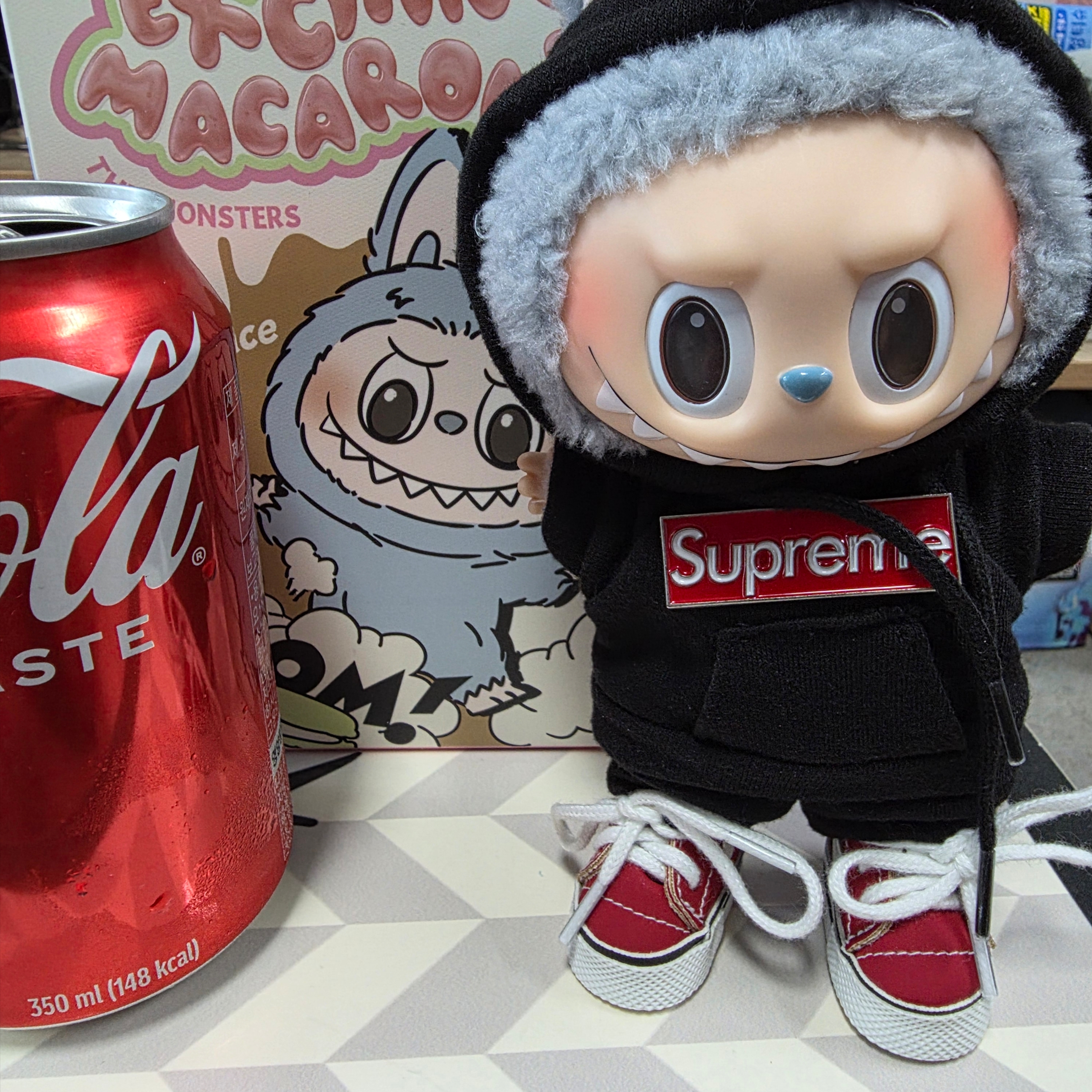 Pop Mart Labubu The Monsters Labubu Tasty Macarons Series Sea Salt Coconut Keyring 착용 스타일