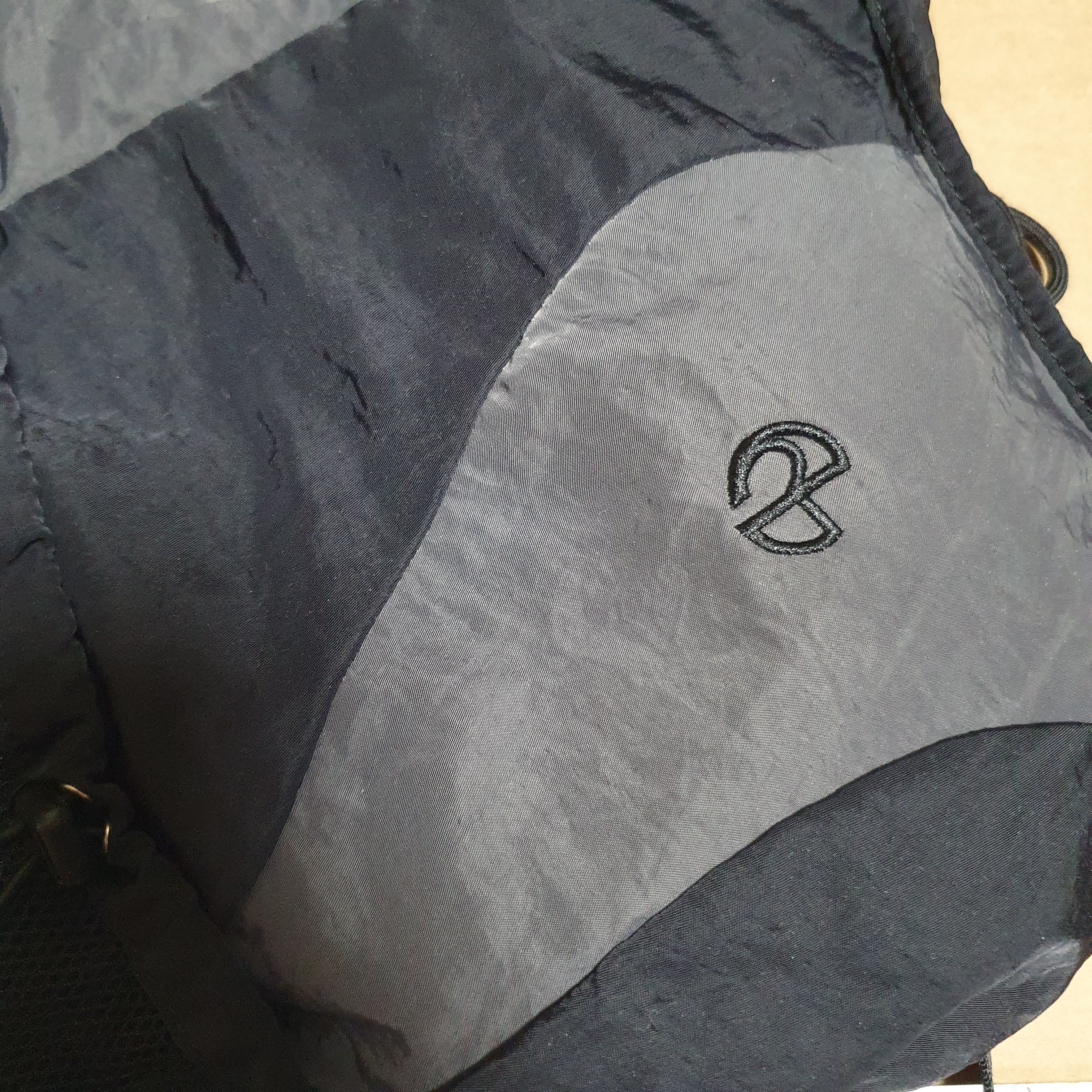 NOMANUAL C.B String Bag Charcoal 착용 스타일