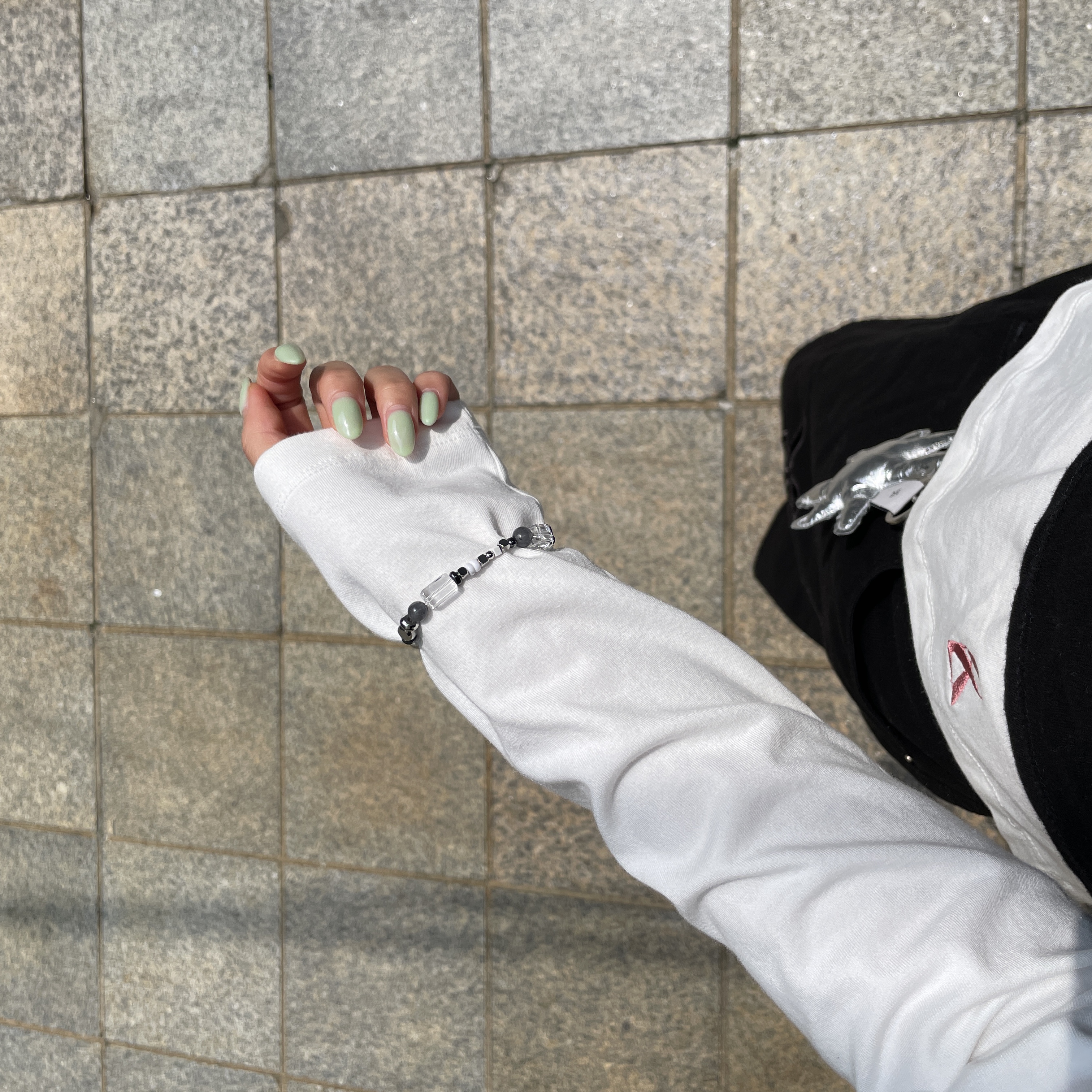 Riomeu Martin Gray Bracelet, Riomeu Signature Sparkle Keyring 착용 스타일 - 2