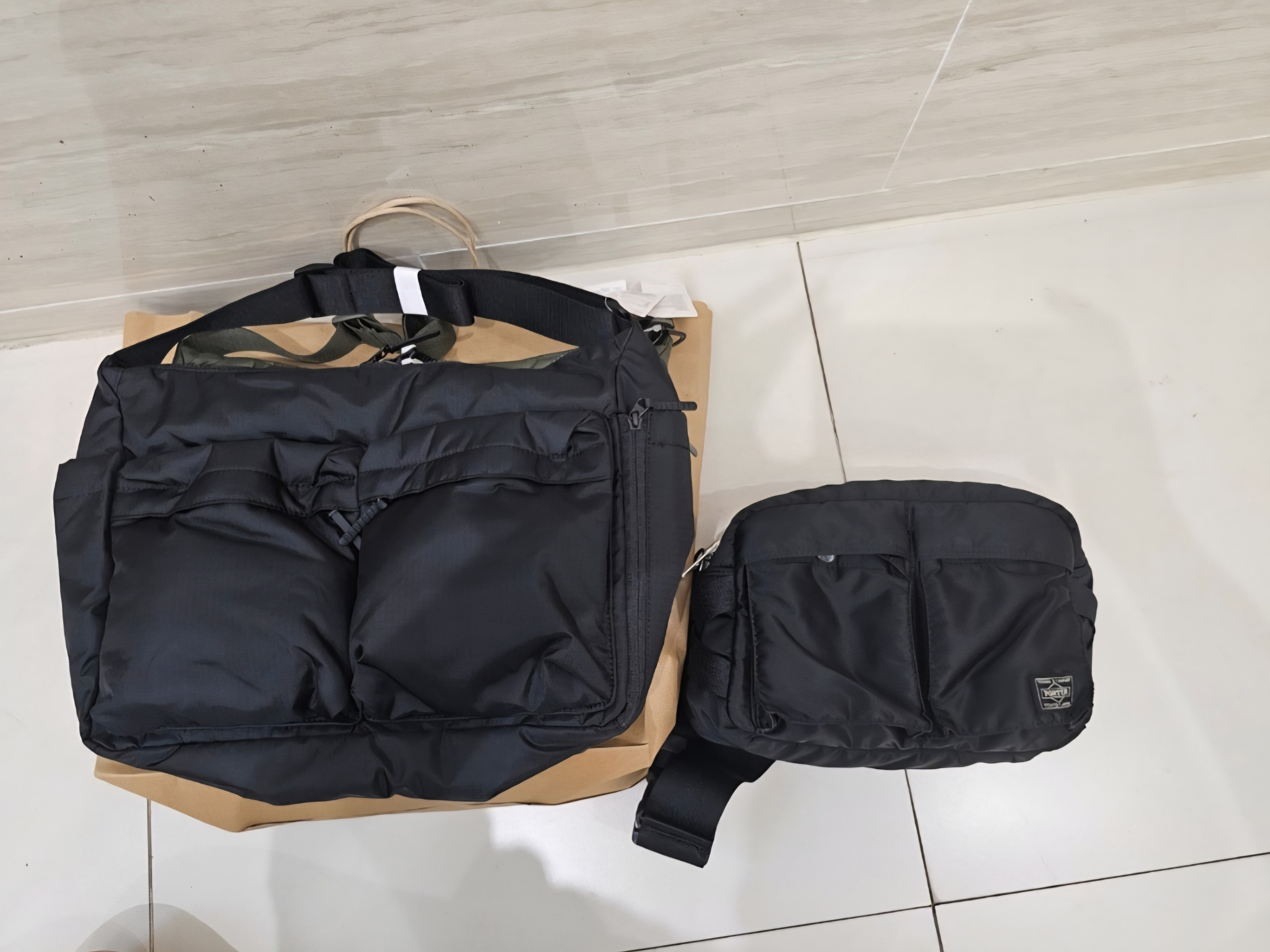 Uniqlo Multi Pocket Shoulder Bag Olive, Uniqlo Multi Pocket Shoulder Bag Black 착용 스타일 - 4