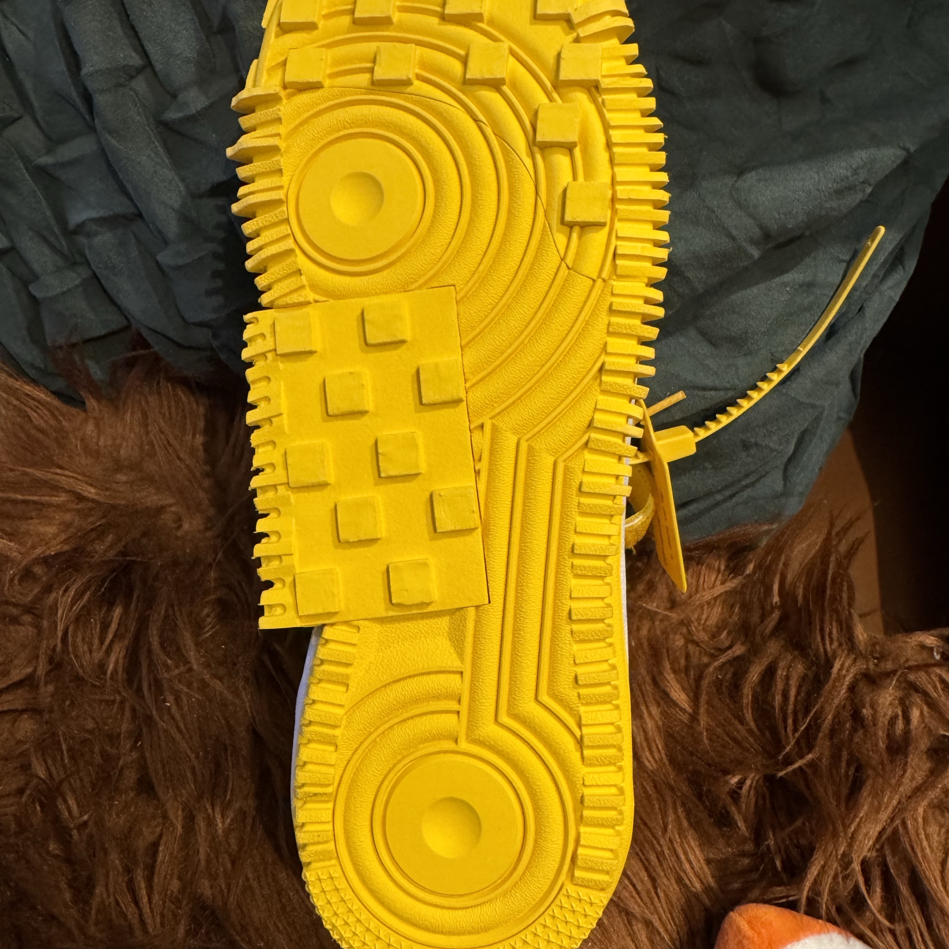 Nike x Off-White Air Force 1 Mid SP Leather Varsity Maize 착용 스타일